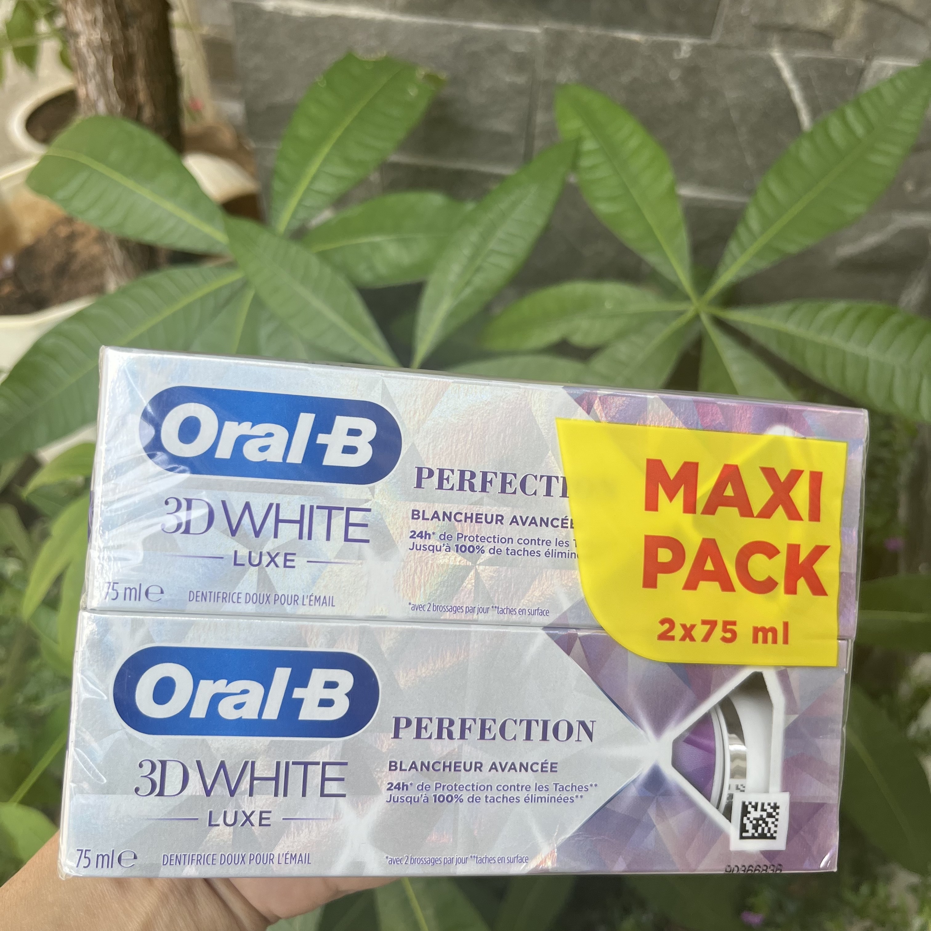 Kem đánh răng Oral B 3D White Luxe làm trắng sáng bóng răng. Mua tại siêu thị Pháp