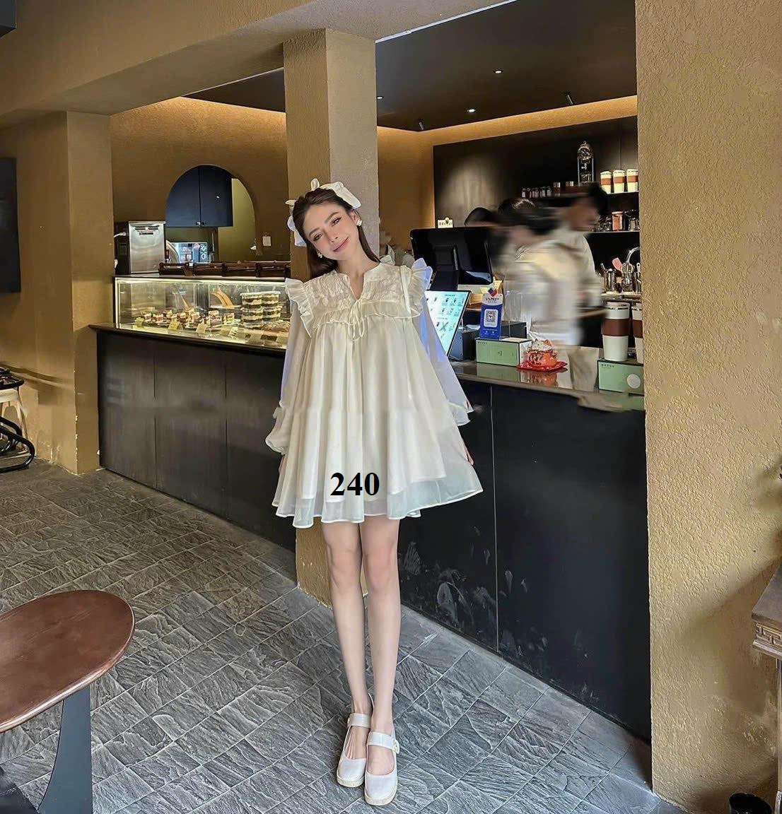 Đầm bbd trắng cổ bèo vân hoa tay dài
