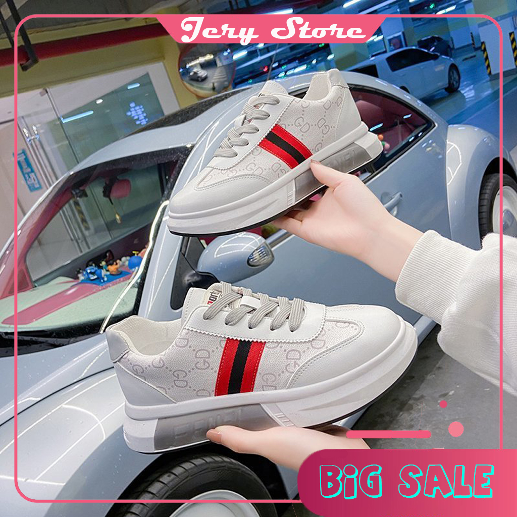 Giày nữ, giày sneaker nữ độn đế phối màu cực sang 3 vạch cá tính. Chất liệu mềm, đi êm chân. Kiểu dáng trẻ trung, thể thao, cá tính