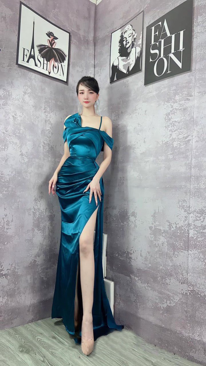 Hậu bối thành công nhắc Phạm Hương nhớ tới loạt váy Hoa hậu của mình