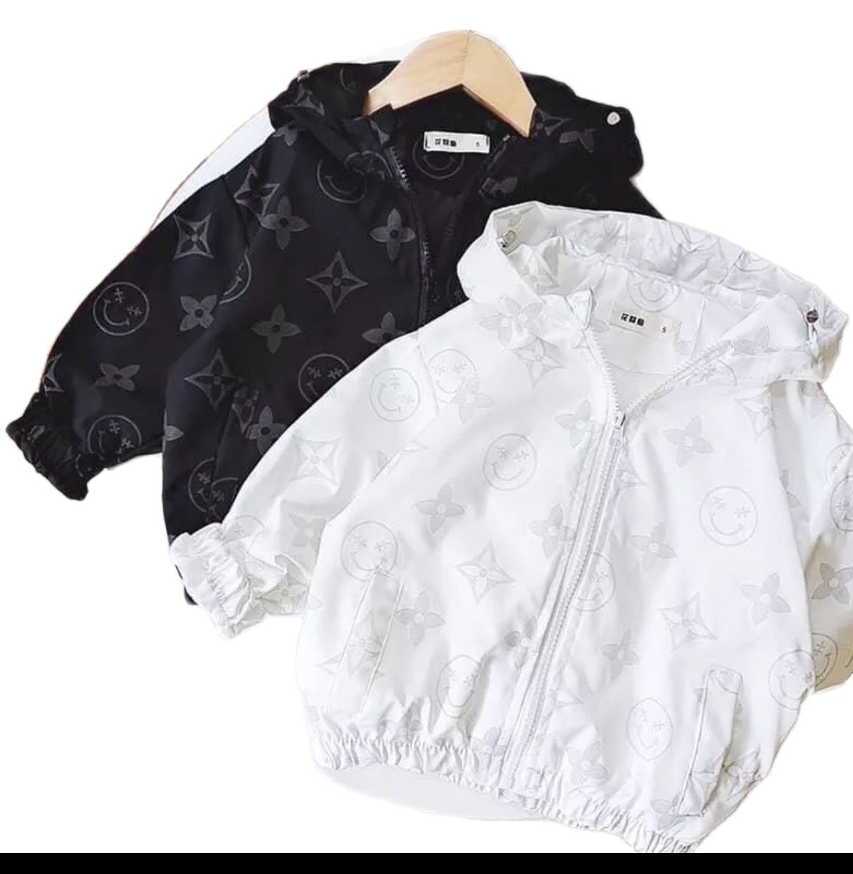ÁO KHOÁC GIÓ MÀU ĐEN VÀ TRẮNG 2 LỚP, CÓ NÓN THOÁNG MÁT, KIỂU DÁNG NĂNG ĐỘNG, CỰC NGẦU, SIZE TỪ 5KG- 35KG, PHÙ HỢP CHO BÉ TRAI VÀ BÉ GÁI