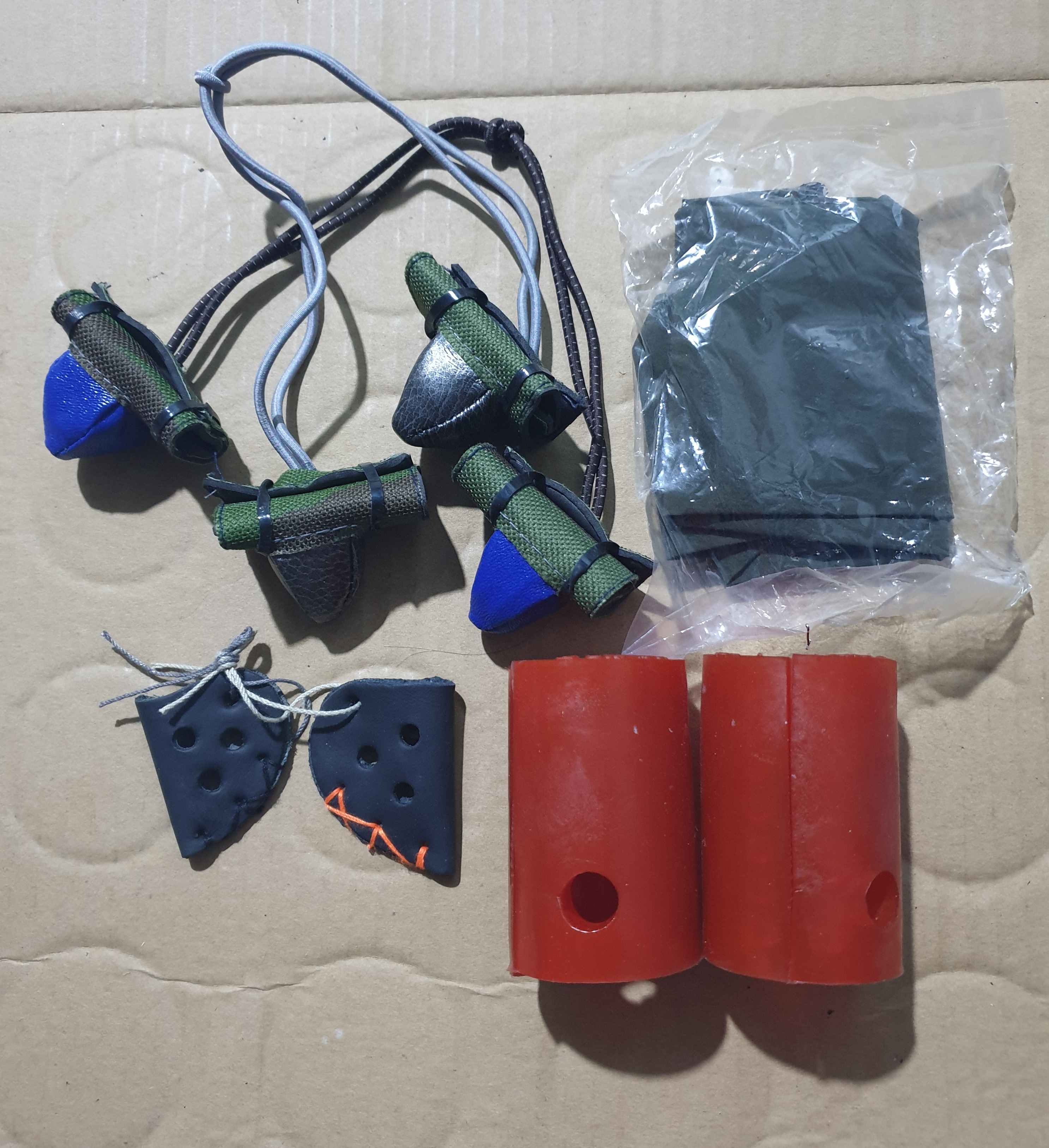 COMBO PHỤ KIỆN GÀ ĐÁ GỒM : 4 BỊT CỰA , 2 BỊT MỎ , 2 TẠ GÀ , 1 ÁO GÀ