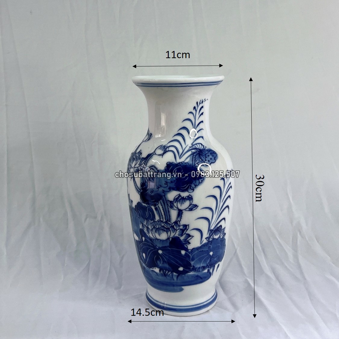 Lọ lộc bình xanh lam trên bàn thờ - đồ thờ cúng