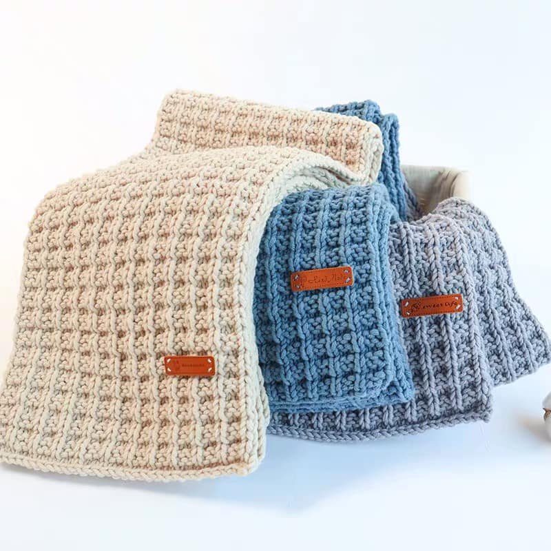 Mác da handmade trang trí sản phẩm thủ công có in chữ Handmade rõ nét, 2 đầu của mác có đục lỗ để các bạn khâu vào sẳn phẩm rất tiện lợi.