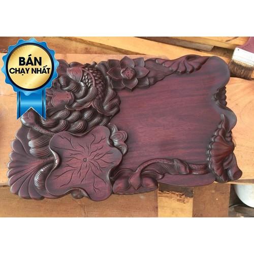 khay trà gỗ gụ nguyên khối điêu khắc lý ngư kích thước 27 cm 48 cm dầy 2.5 cm giá bán 550k một cái