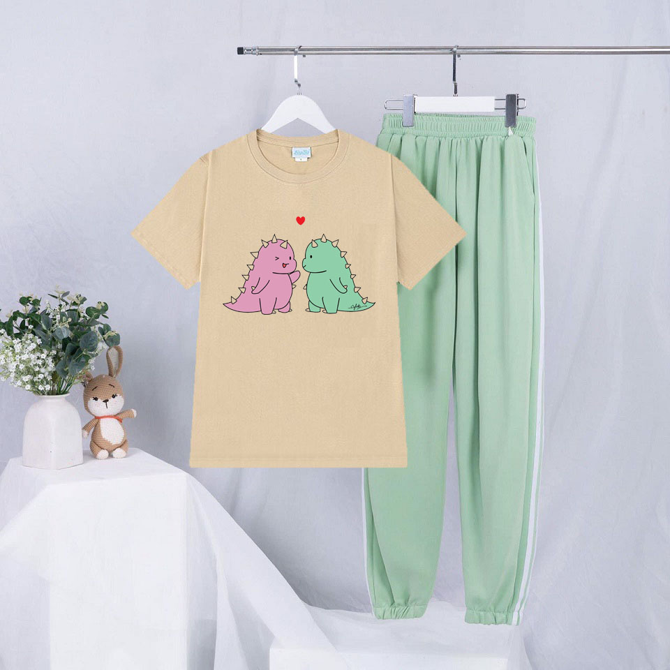 Sét Bộ Đồ Quần Áo Thời Trang Uzlzzang Nữ Ngắn Tay Mùa Hè Siêu Xinh Cute Mặc Đi Chơi Dạo Phố, Áo Hồng Cotton In Hoạt Hình Khủng Long Xanh Hồng Kèm Quần Thun Sọc Bo Gấu Phong Cách