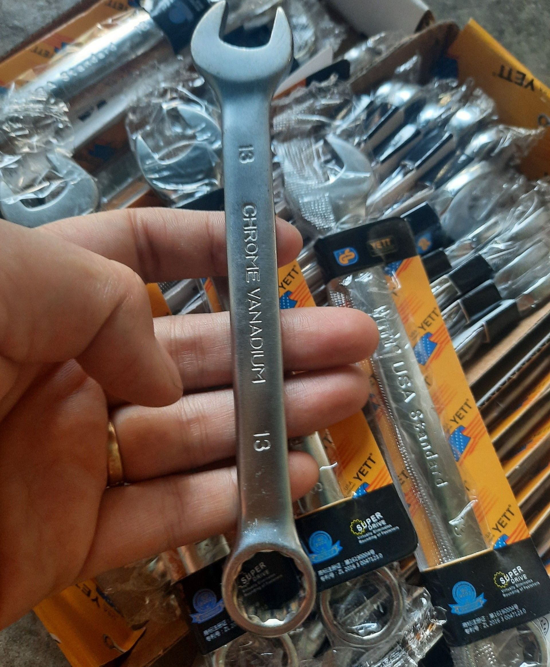Cờ lê khóa số 13 để bắt siết ốc kệ v lỗ đa năng