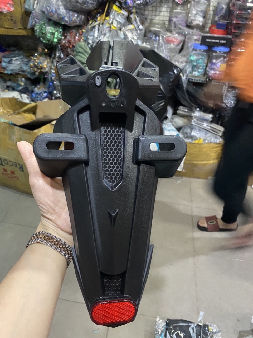 ĐUÔI DÈ EXCITER 150 MŨI TÊN CÓ KÈM MẮT MÈO- SIÊU HOT