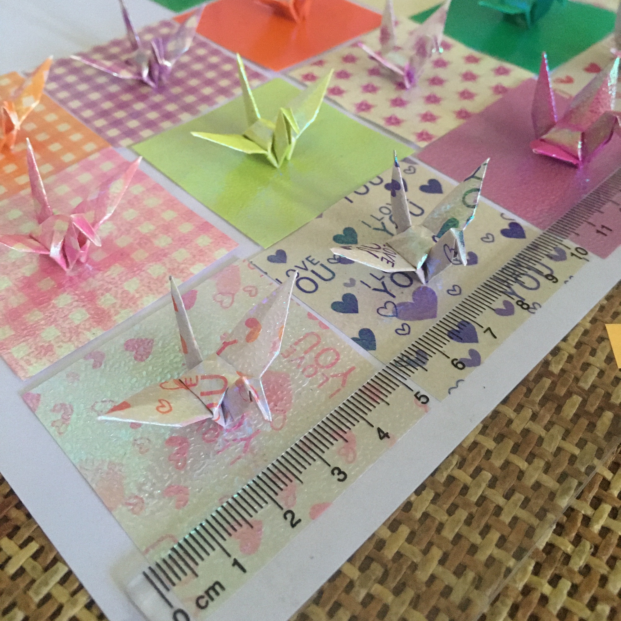 50 con hạc giấy size 53mm xếp sẵn ( hình thật ). nhiều màu như hình, đảm bảo xếp đẹp khít không bung hở.