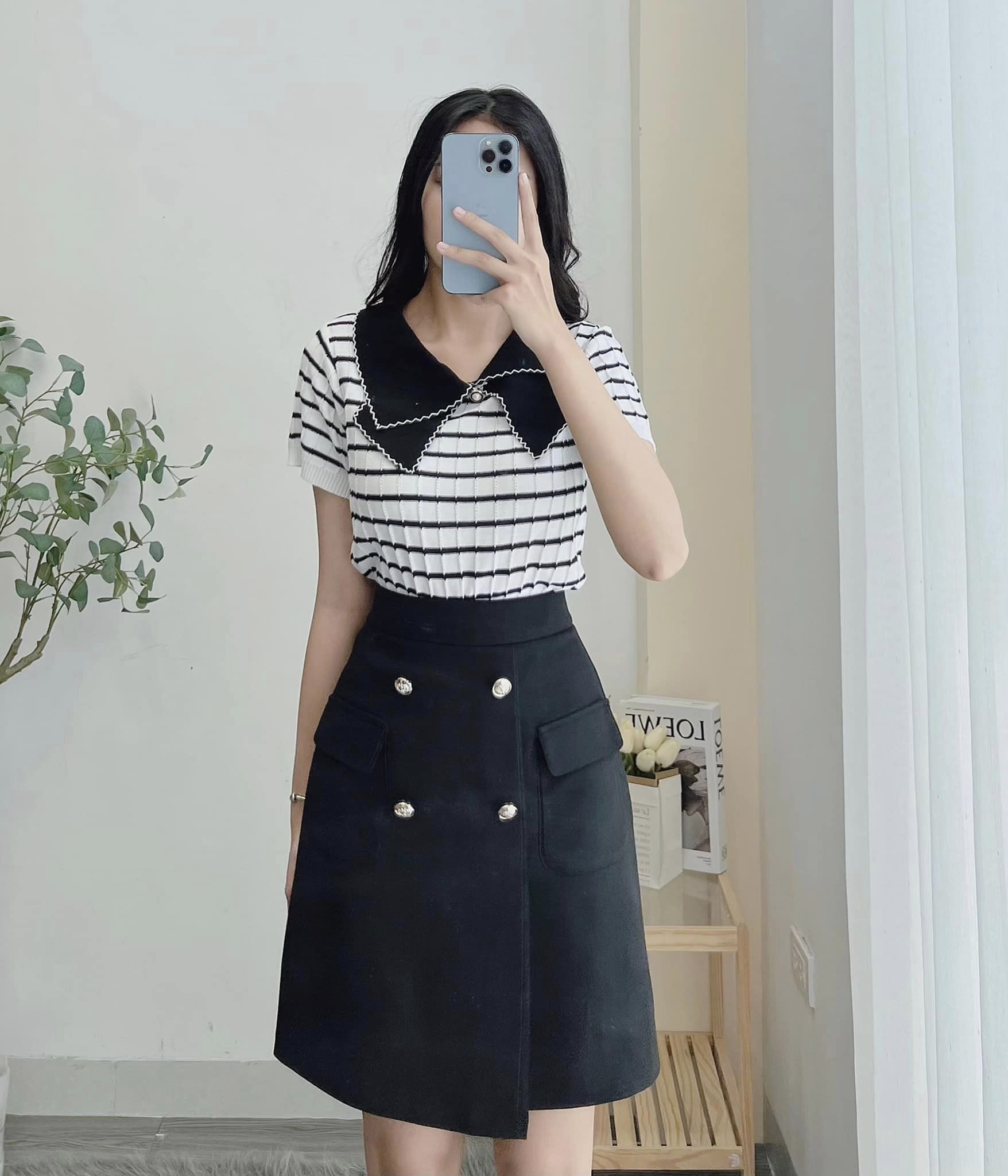 Chân váy chữ a tới gối lưng cao có tà đắp siêu che bụng có 2 túi phối 4 cúc d50cm