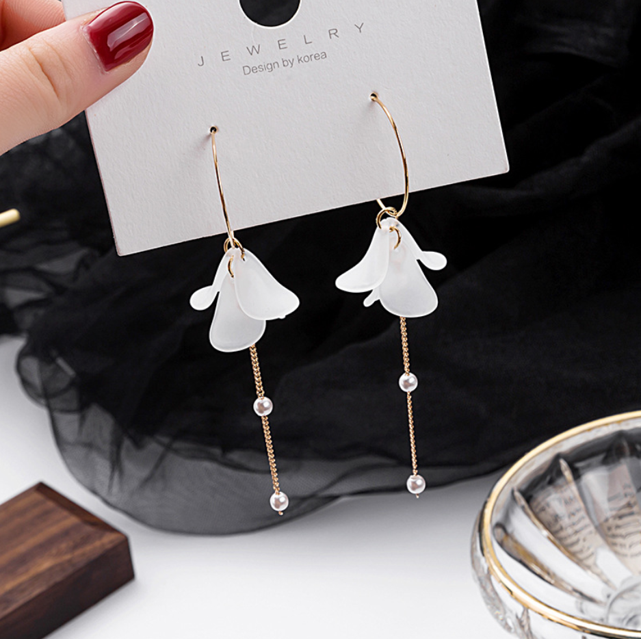 Bông Tai Hàn Quốc Dài Gắn 4 Cánh Hoa Xinh Xắn Trang Nhã