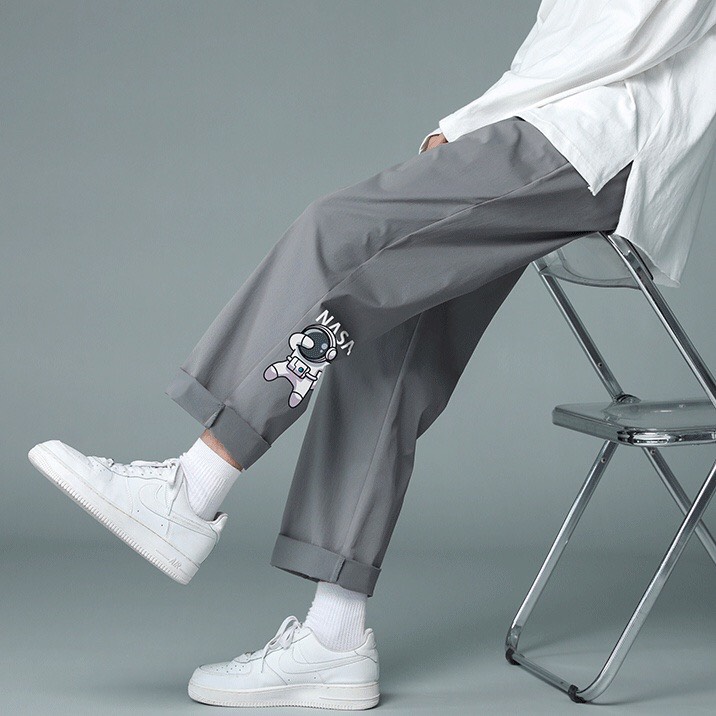 Quần jogger kaki cao cấp quần kaki mặc được cho cả nam và nữ in hình nasa dây rút chỉnh gấu mặc được 2 dáng suông bo. QA