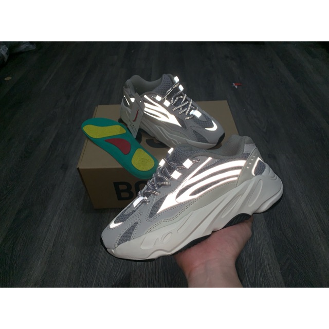 Video giày sneaker yz 700 static
