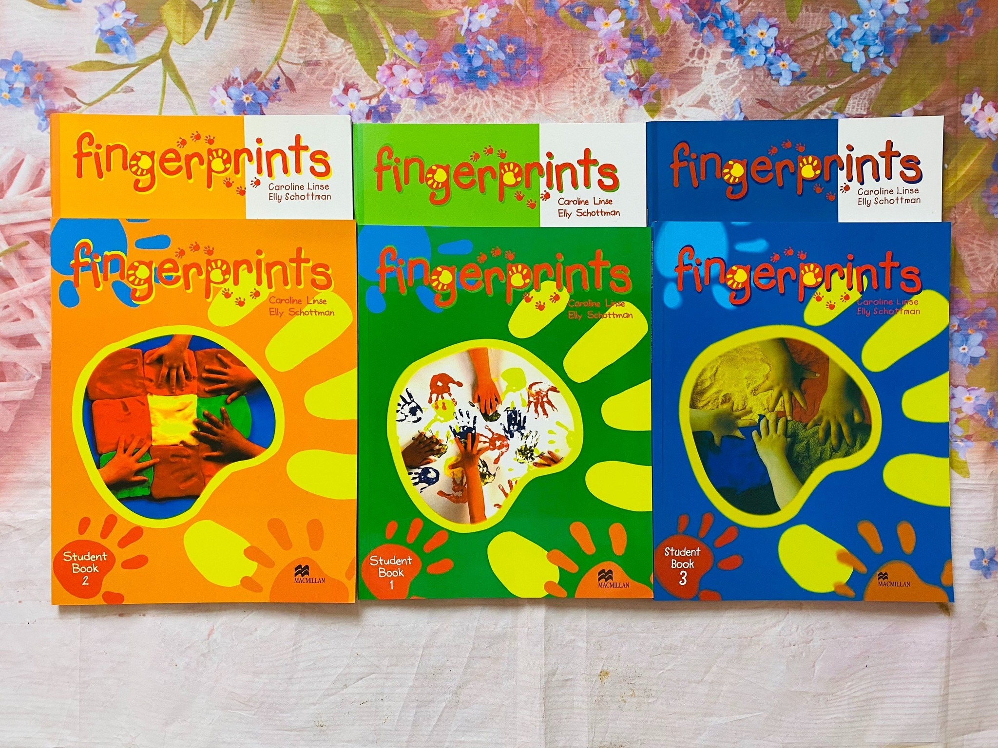 Bộ sách fingerprints level 1, 2, 3: học tiếng anh thông qua các hoạt động: bóc, dán, tô, vẽ, nối, chance