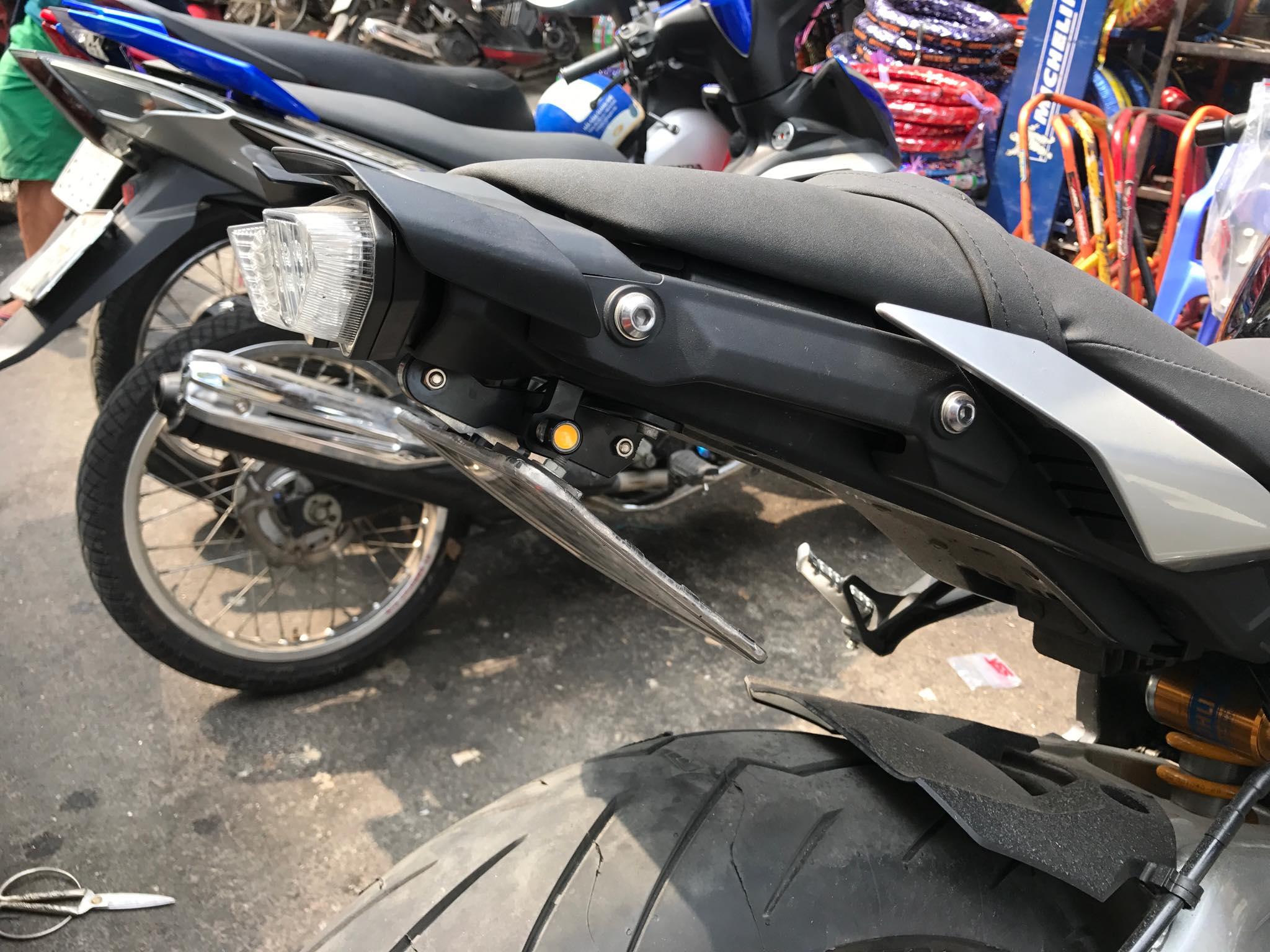 Pass biển số đút gầm gắn trực tiếp cho các dòng moto CB150  R15  TFX  FZ150 z1000  z800