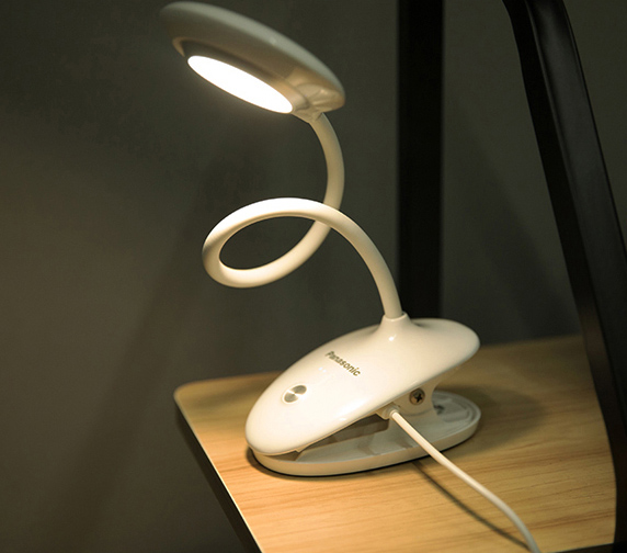 Đèn bàn sạc LED Panasonic HH-LT023219