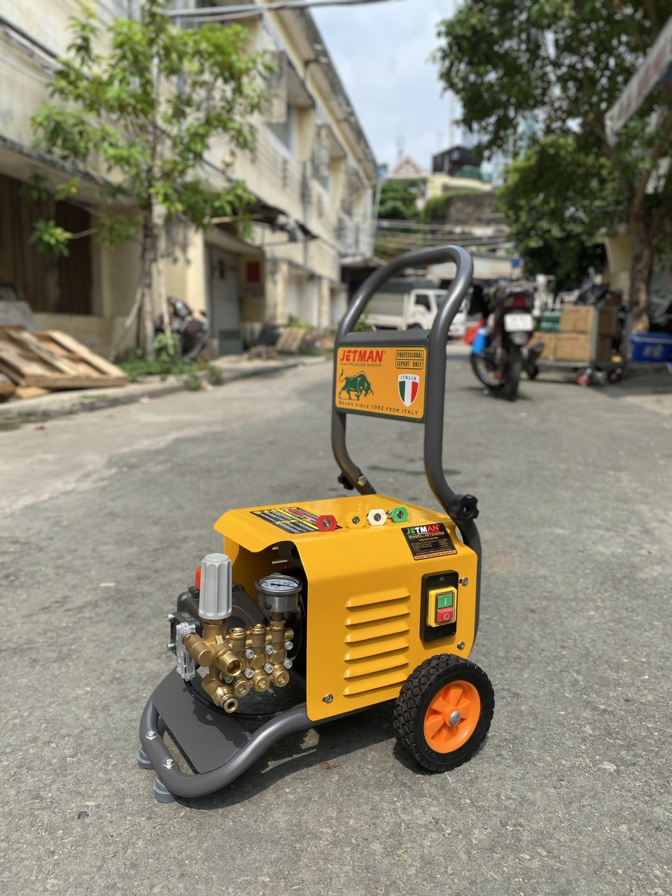 Máy rửa xe cao áp chuyên nghiệp