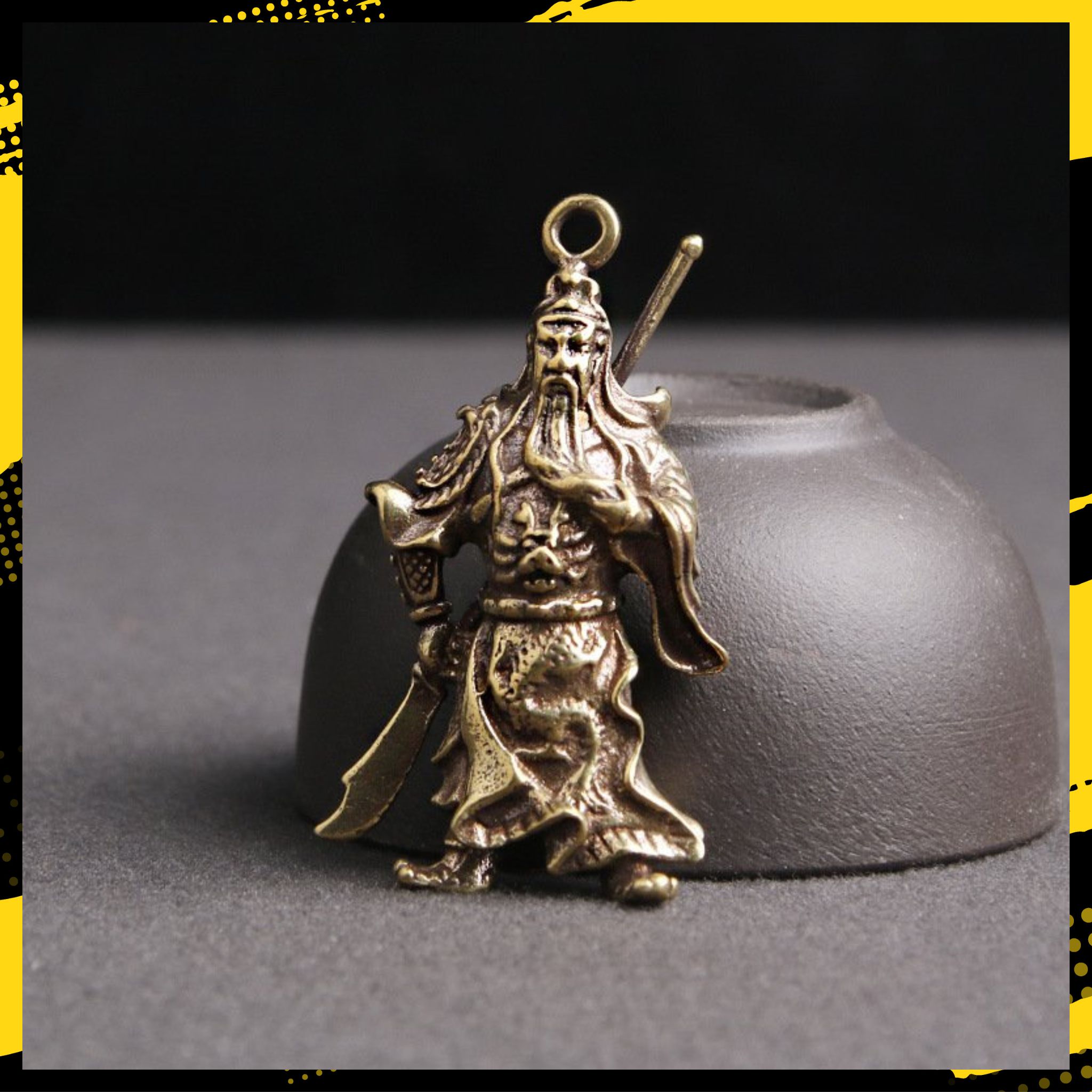 Tượng Nhỏ Bằng Đồng Hình Quan Vũ Cầm Đao (Kích Thước: 4.6 x 2.5cm)