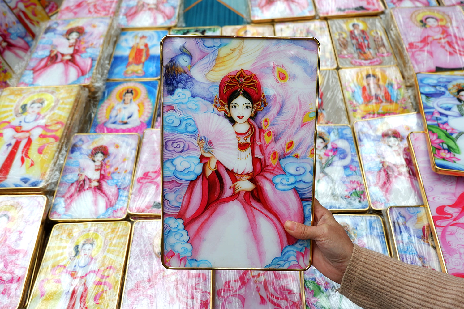 Tranh cô Chín treo tường bằng gỗ kính mica viền vàng đồng cao cấp bền đẹp 19x29cm