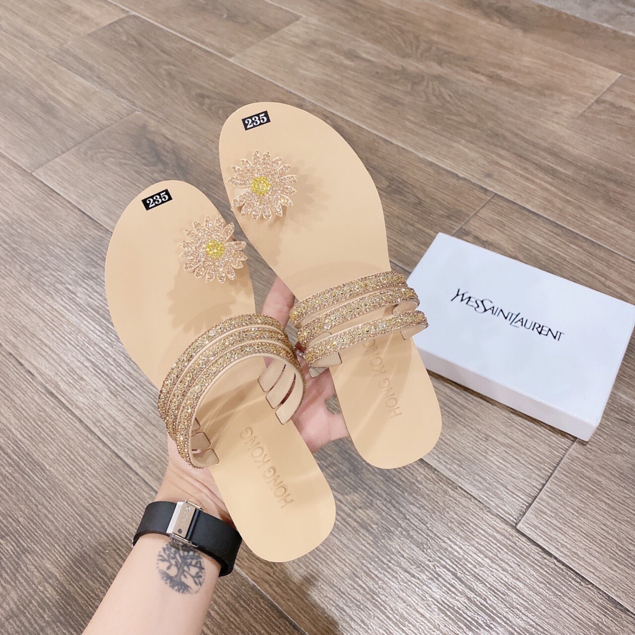 dép nữ xỏ ngón bông cúc,3 quai ngang họa tiết đính đá mạ V.À.N.G hot 2021