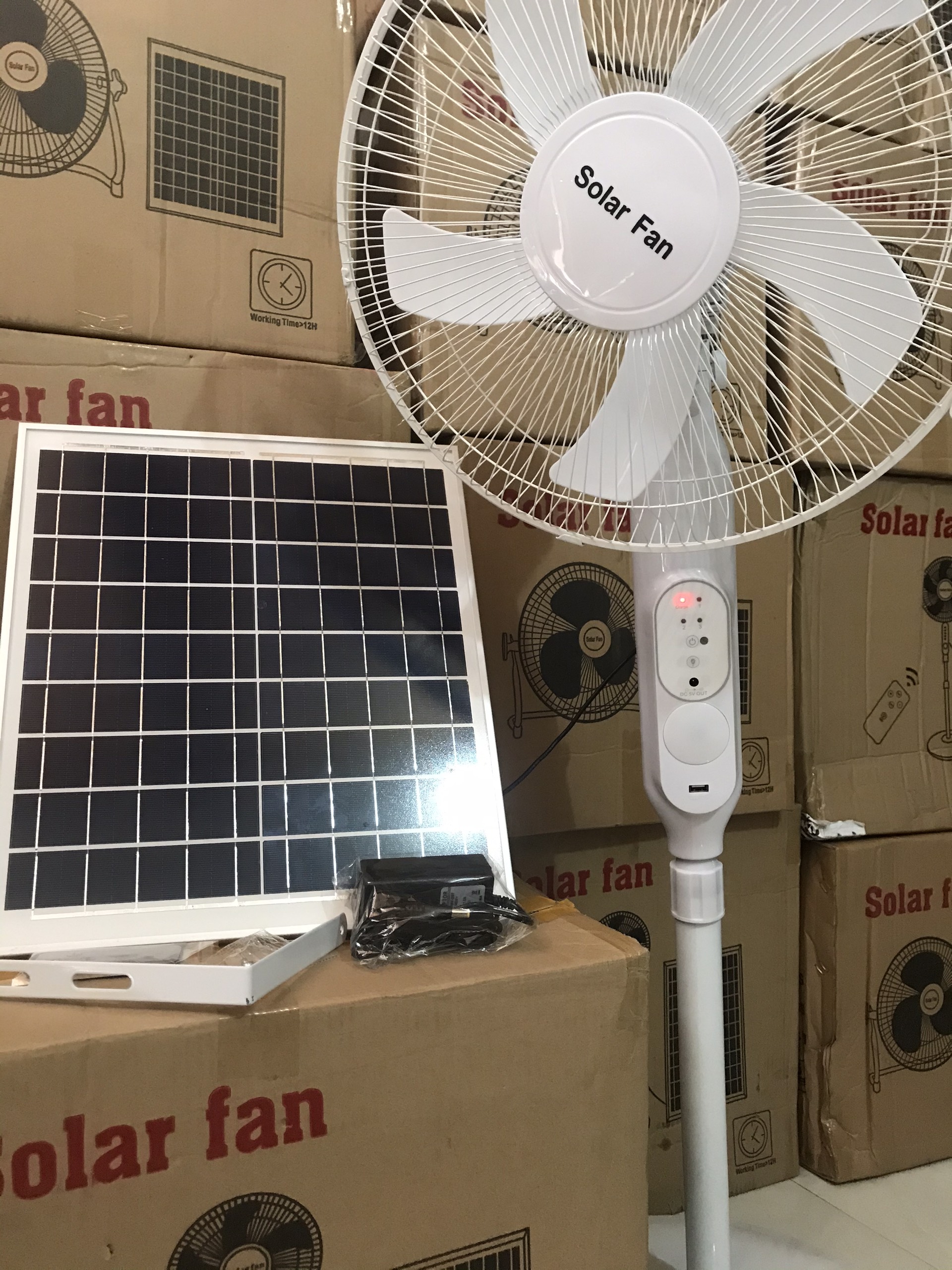 Quạt năng lượng mặt trời solar fan có điều khiển từ xa,có cổng usb,có đèn báo,tấm pin+quạt+sạc dự phòng+vạch báo pin