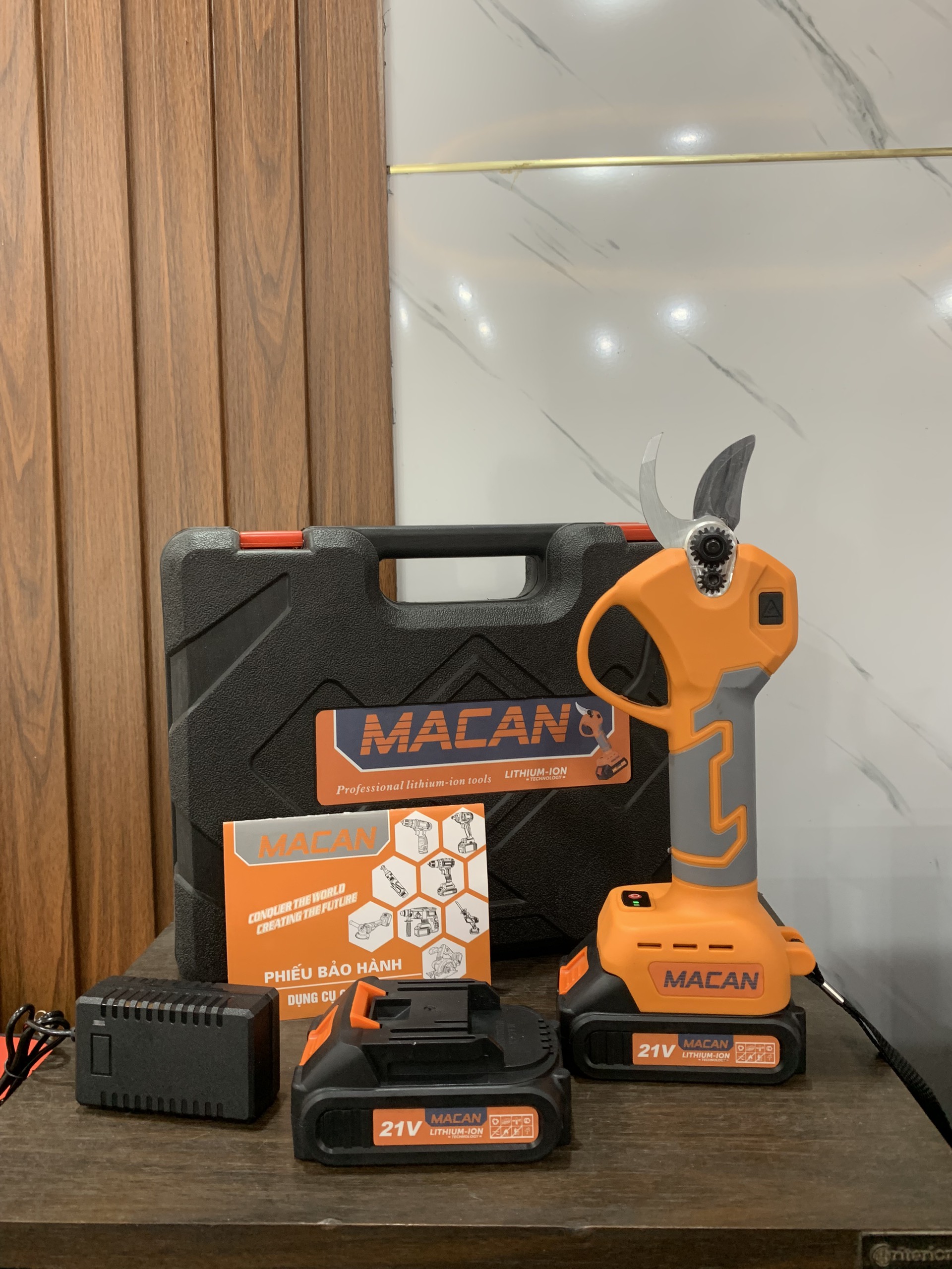 Kéo cắt cây chân pin phổ thông ( sản phẩm kèm 2 pin 1 sạc )