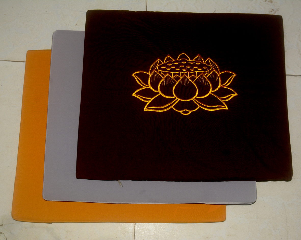 Tọa cụ vuông ngồi thiền thêu hoa sen-Ruột bằng mút không lún