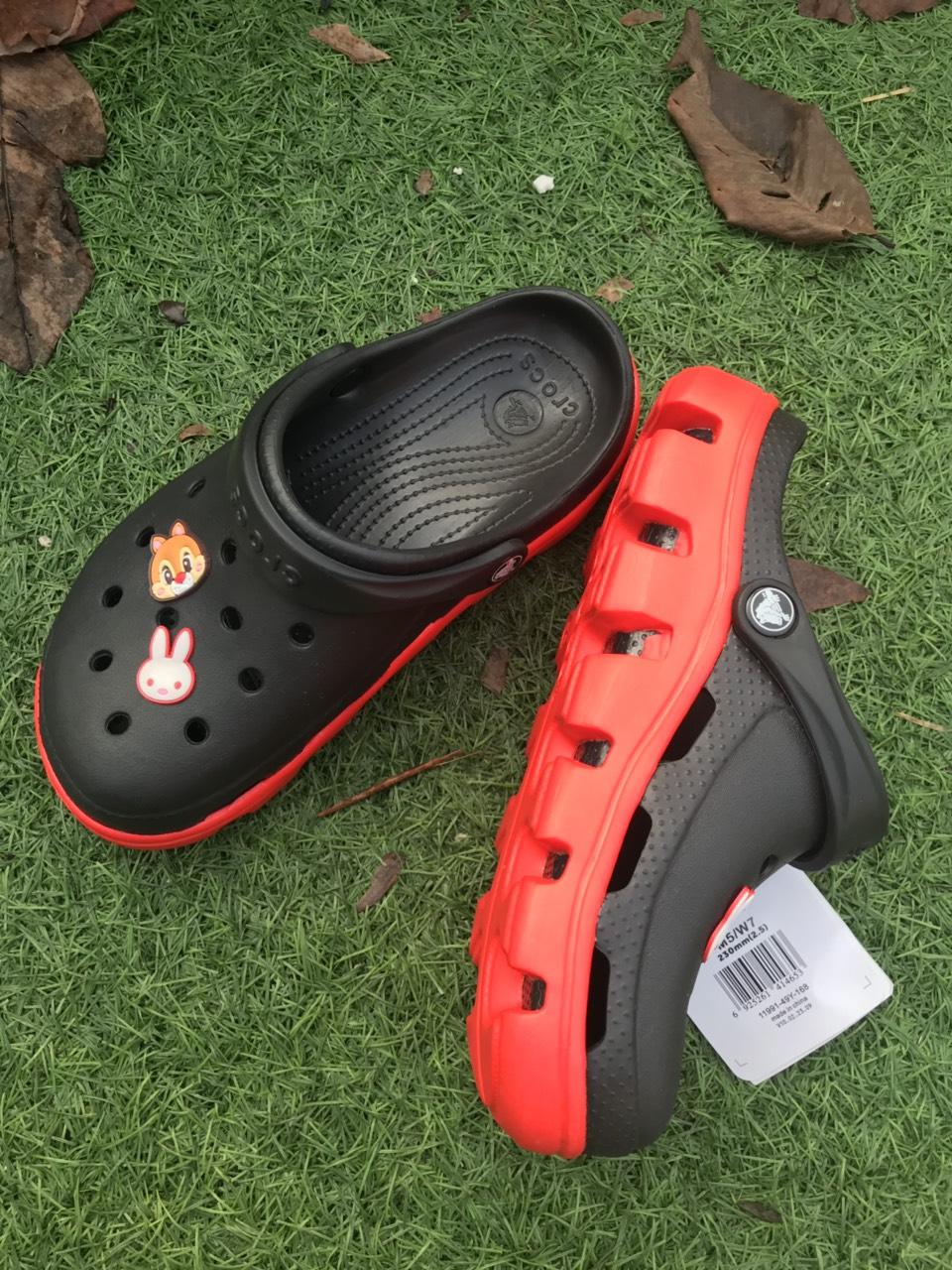 [Tặng 12 Jibbitz 2D, Màu Đen Đế Đỏ ] Dép Crocs. Duet Sport Dép Quai Ngang - Dép Đi Mưa - Dép Cặp - Dép Couple - Dép Thời Trang - Dép Nam - Dép Nữ - Dép Cá Sấu - Dép Đi Trong Nhà - Dép Học Sinh]