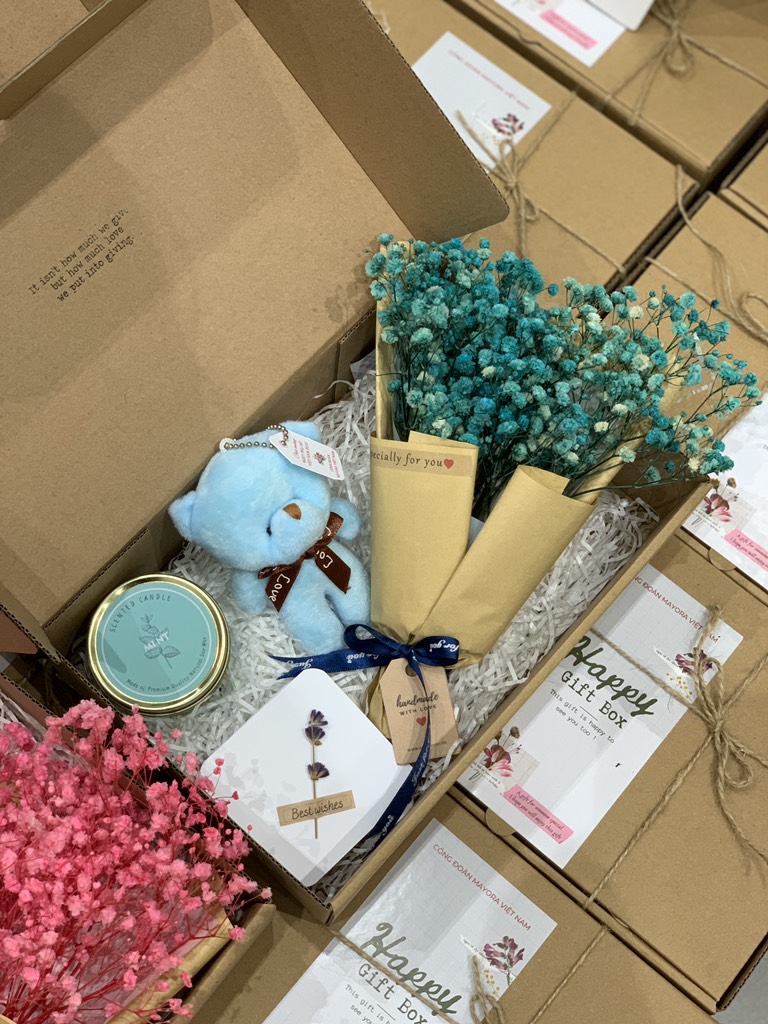 Set quà tặng bạn gái với bó Hoa, gấu bông và nến thơm handmade - quà tặng Anni Home