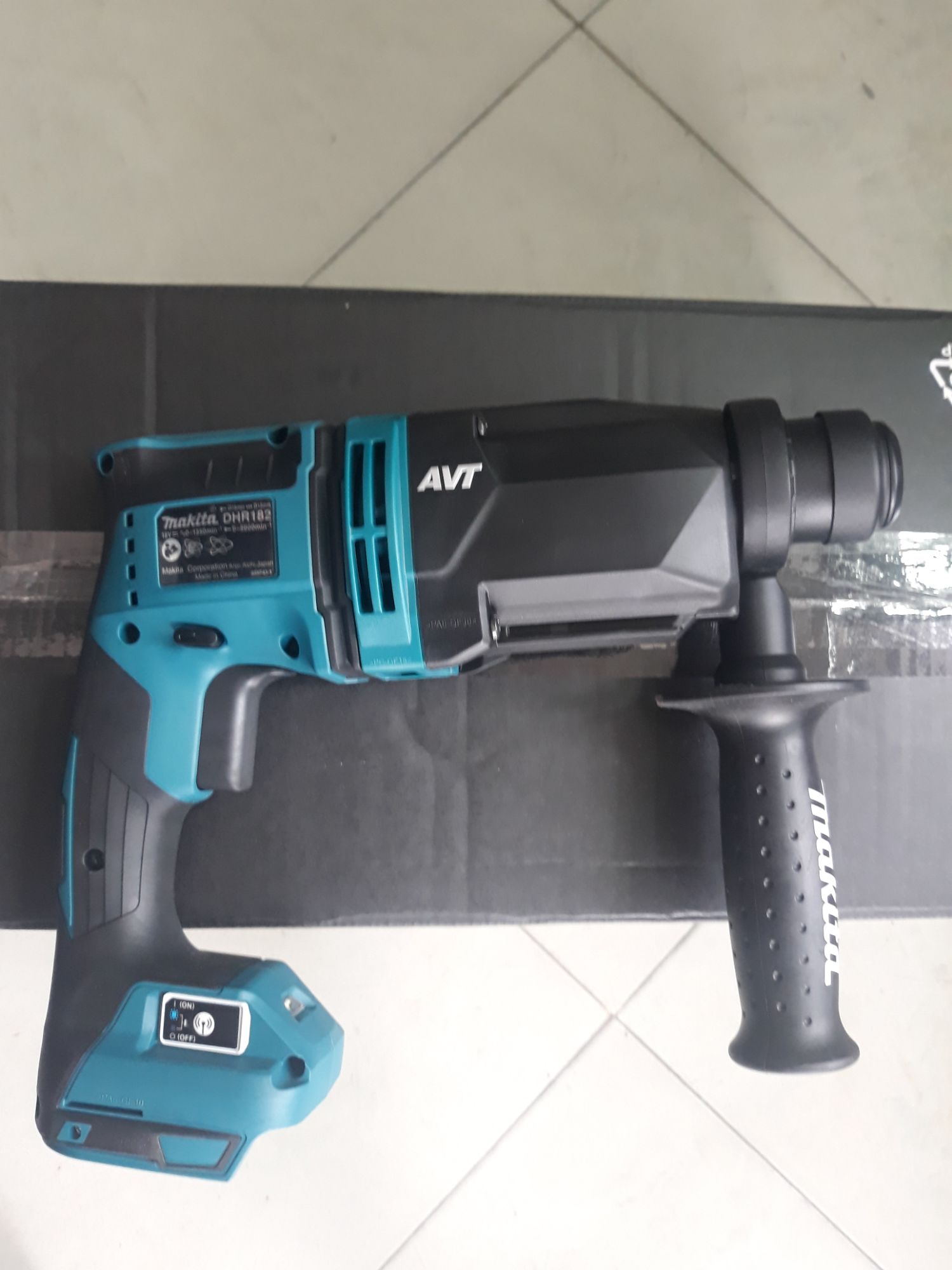 máy khoan bê tông pin makita 18V mã DHR 182