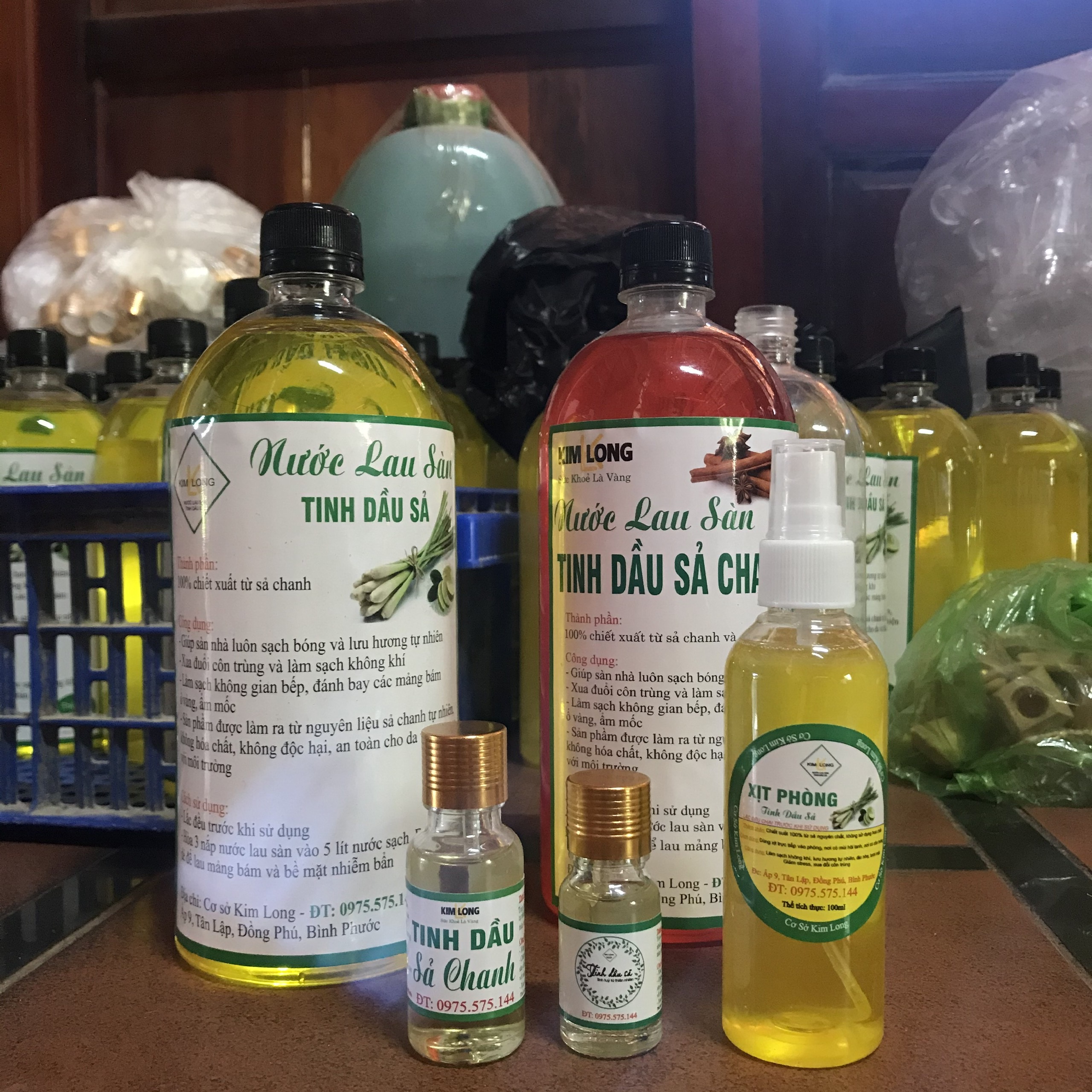 Combo 4 sản phẩm gồm tinh dầu sả chanh, xịt phòng sả chanh, lau sàn sả chanh, lau sàn sả chanh - quế Kim Long không hóa chất