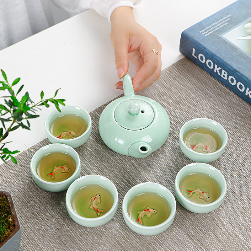 Bộ bình trà men ngọc nhạt gồm ấm và 6 chén trà có hình cá 3d sang trọng