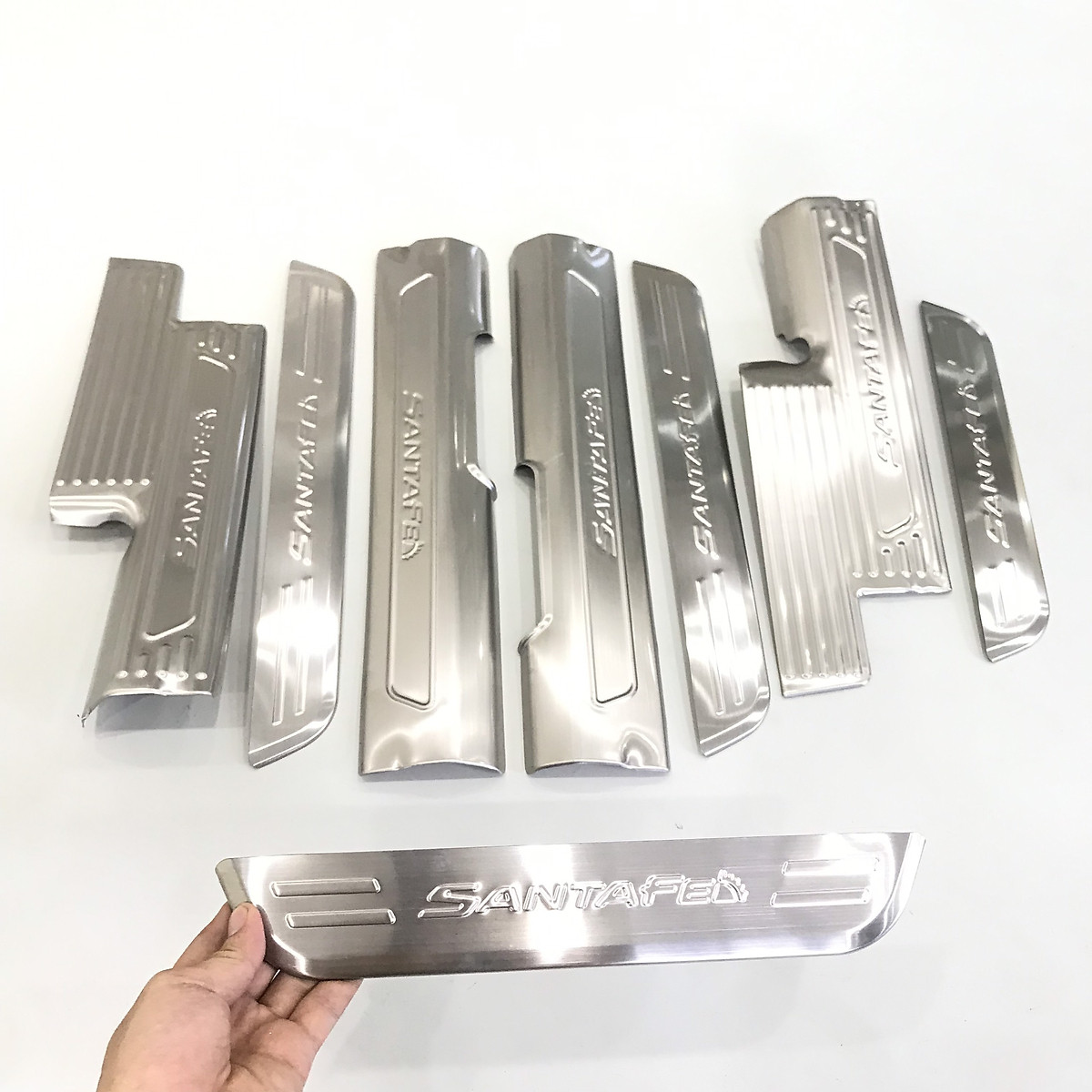 Ốp Bậc Cửa Trong Xe SantaFe 2019 đến 2023  Mẫu Inox Giúp Trang Trí Chống Xước Xe Hiệu Quả, Có Sẵn Keo 2 Mặt Siêu Dính, Lắp Đặt Dễ Dàng Tại Nhà