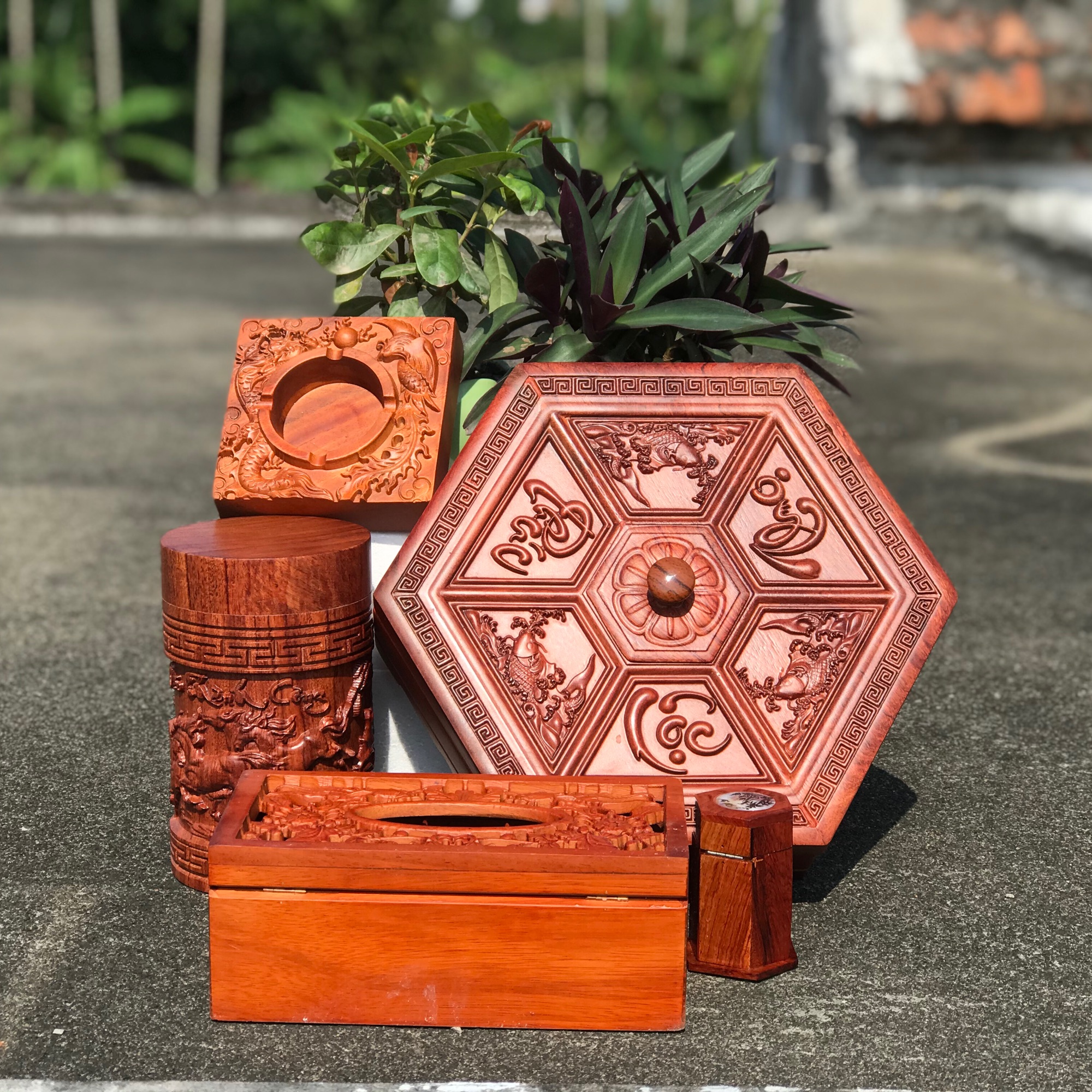 Hàng tết. Bộ đồ gia dụng hộp bánh kẹo, hộp đựng chè, hộp giấy ăn, gạt tàn thuốc lá, lọ đựng tăm cho ngày tết, quà sinh nhật