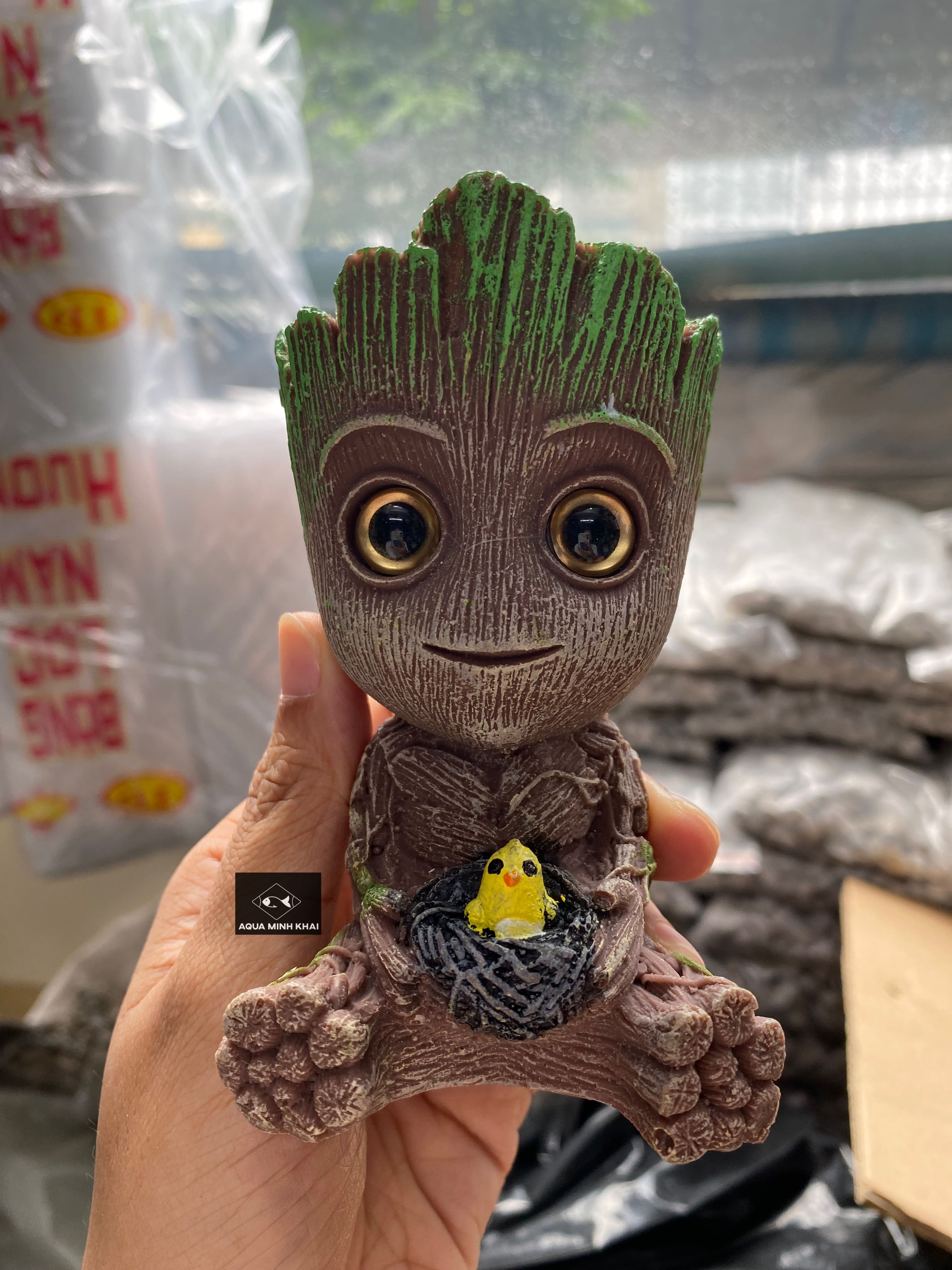 Tượng người cây groot avenger cầm hoa, ôm tổ chim - cắm sủi oxy cho bể cá, trồng cây