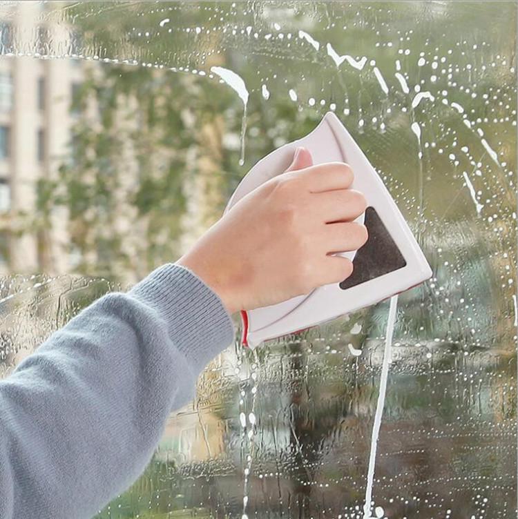 Dụng cụ lau kính kiểu dáng tam giác 2 mặt hút nam châm SIÊU tiện dụng