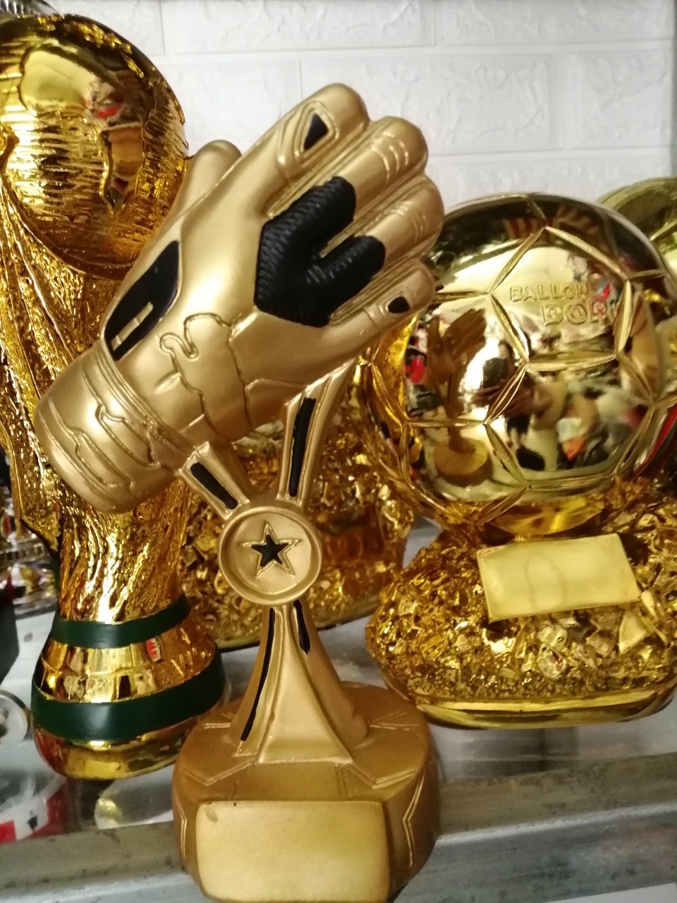 Cúp lưu niệm quả bóng vàng FiFa  Nơi bán cúp vàng thể thao tại Hà Nội