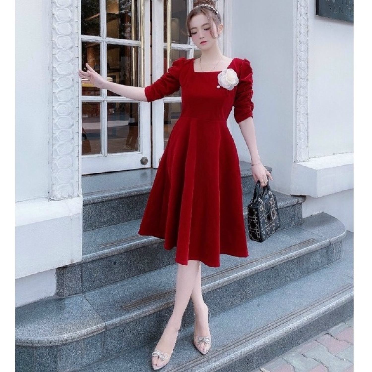 Gợi ý 8 mẫu váy đỏ đẹp cực phẩm, biến nàng trở thành tiêu điểm từ tiệc tất  niên cho tới buổi du xuân đầu năm