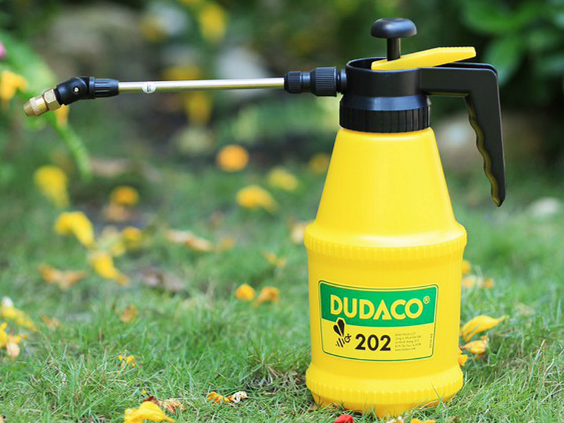 Bình xịt tưới cây dudaco 2L cần dài- Bình phun sương cao cấp Dudaco 2L