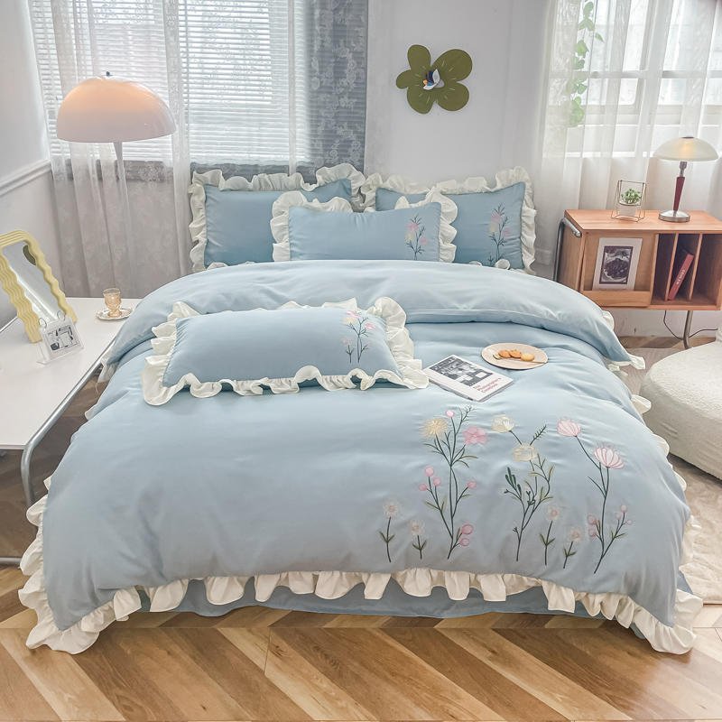 Set chăn ga gối phi lụa thêu hoa tinh tế mẫu mới.