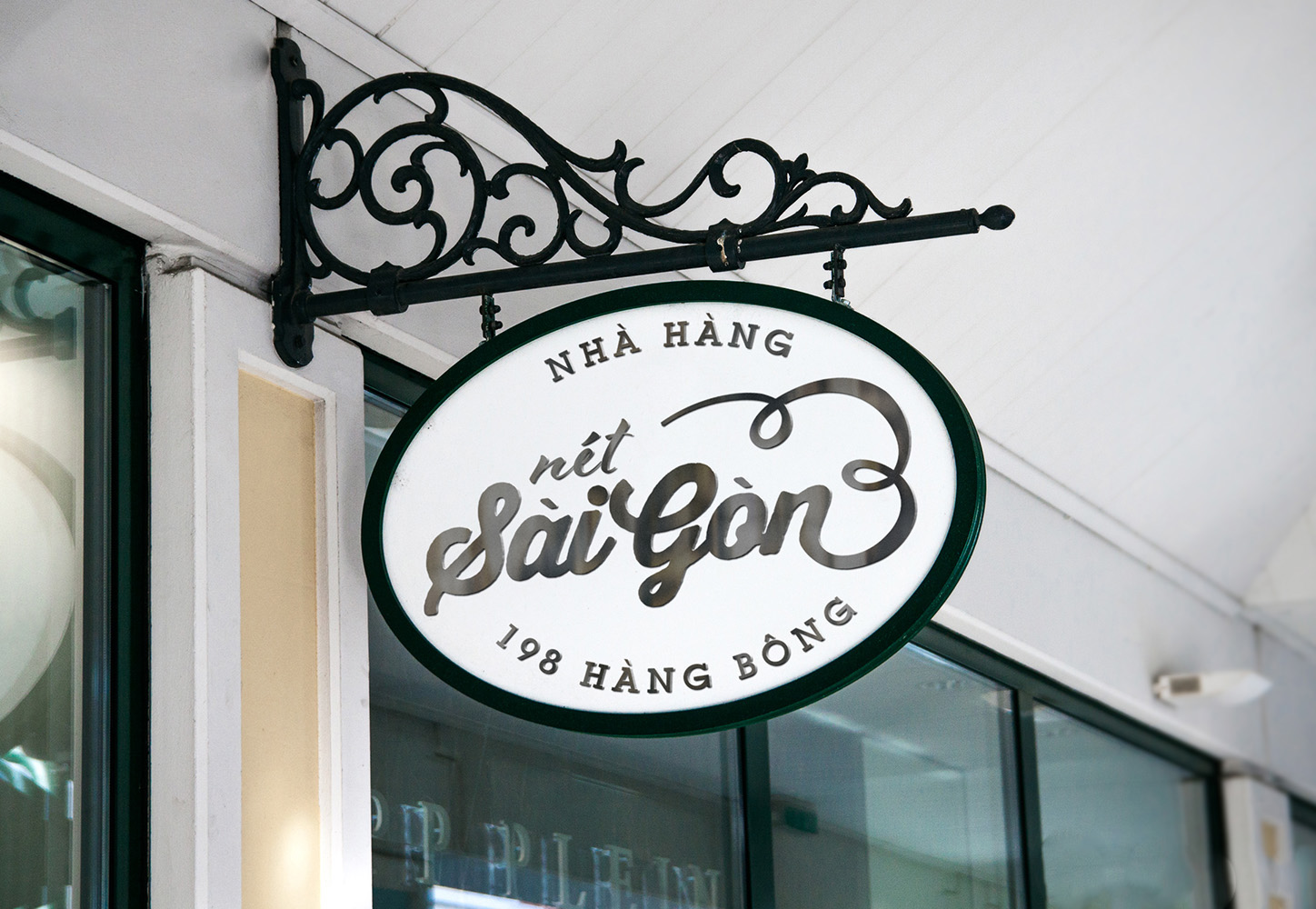 Hộp Đèn Quảng Cáo Mica Hút Nổi Kèm Khung Hoa Văn + Thiết Kế + In Dán Decal Logo