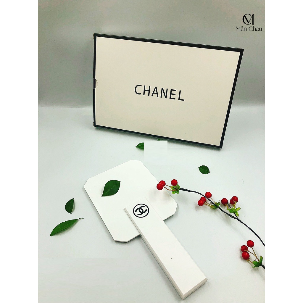 Gương soi cầm tay Chanel màu trắng