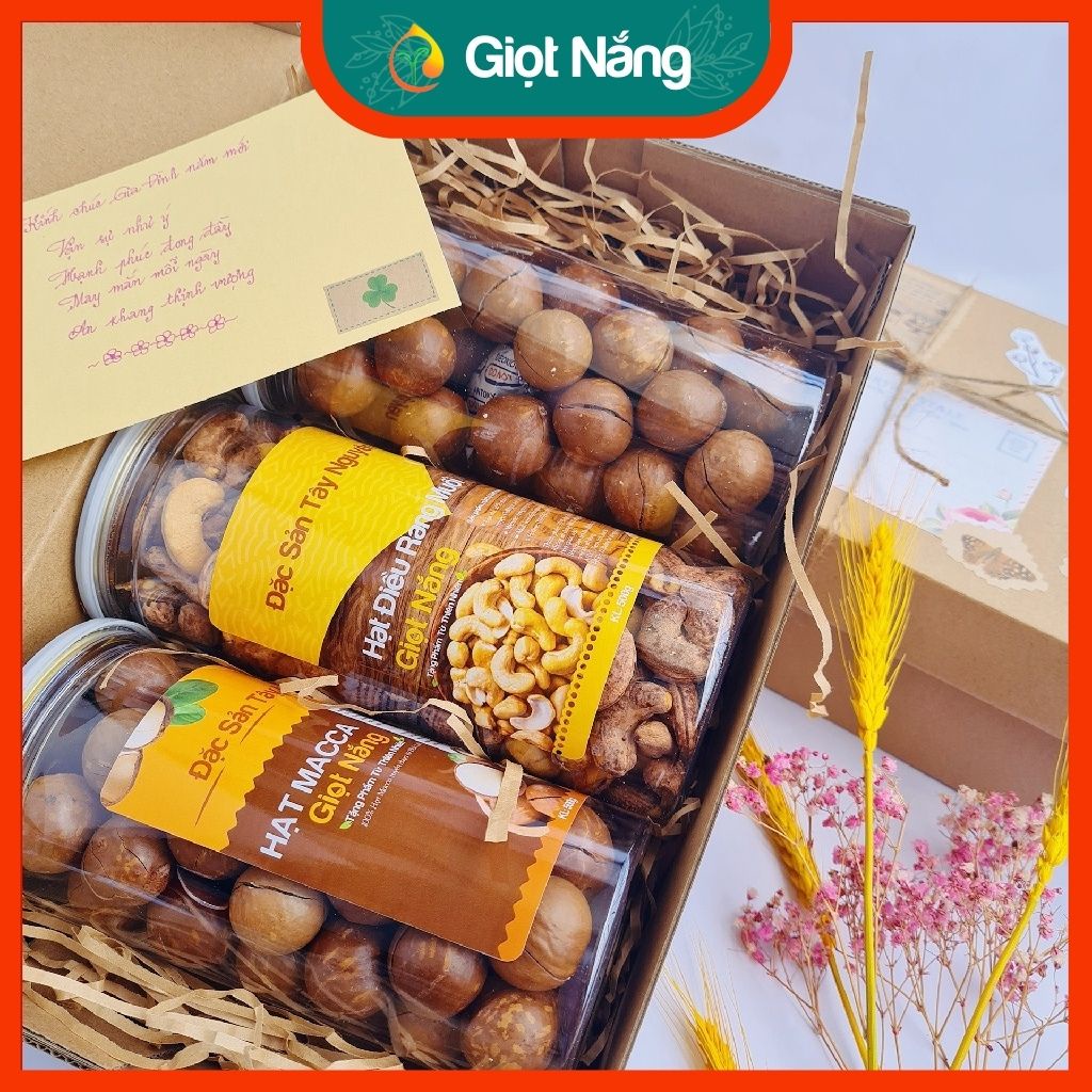 Bộ quà tặng combo đủ đầy gồm 1kg hạt mắc ca đăk lăk, và 0.5kg hạt điều rang muối xếp hoa từ nông sản giọt nắng