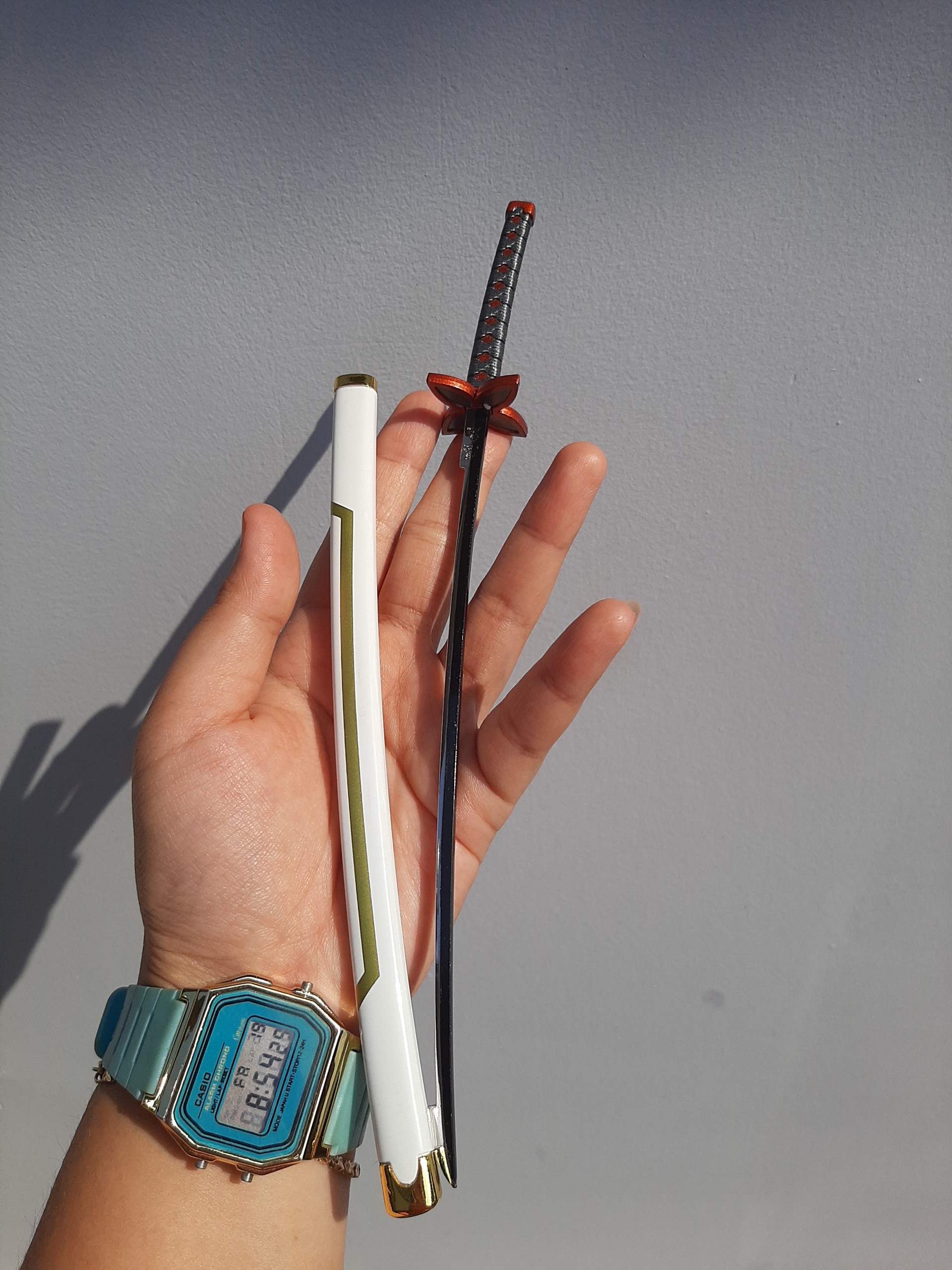 [23cm] Mô hình kiếm Trùng Trụ -tặng đế kiếm 2 tầng - Hình thật - Kimetsu no Yaiba - Baystore