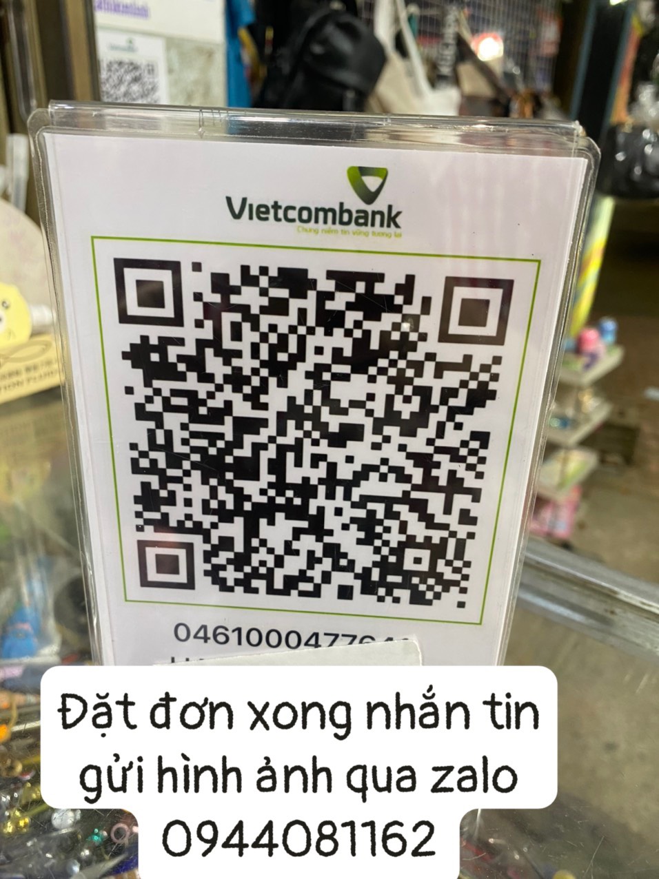 In menu in mã QR code bằng mica để bàn