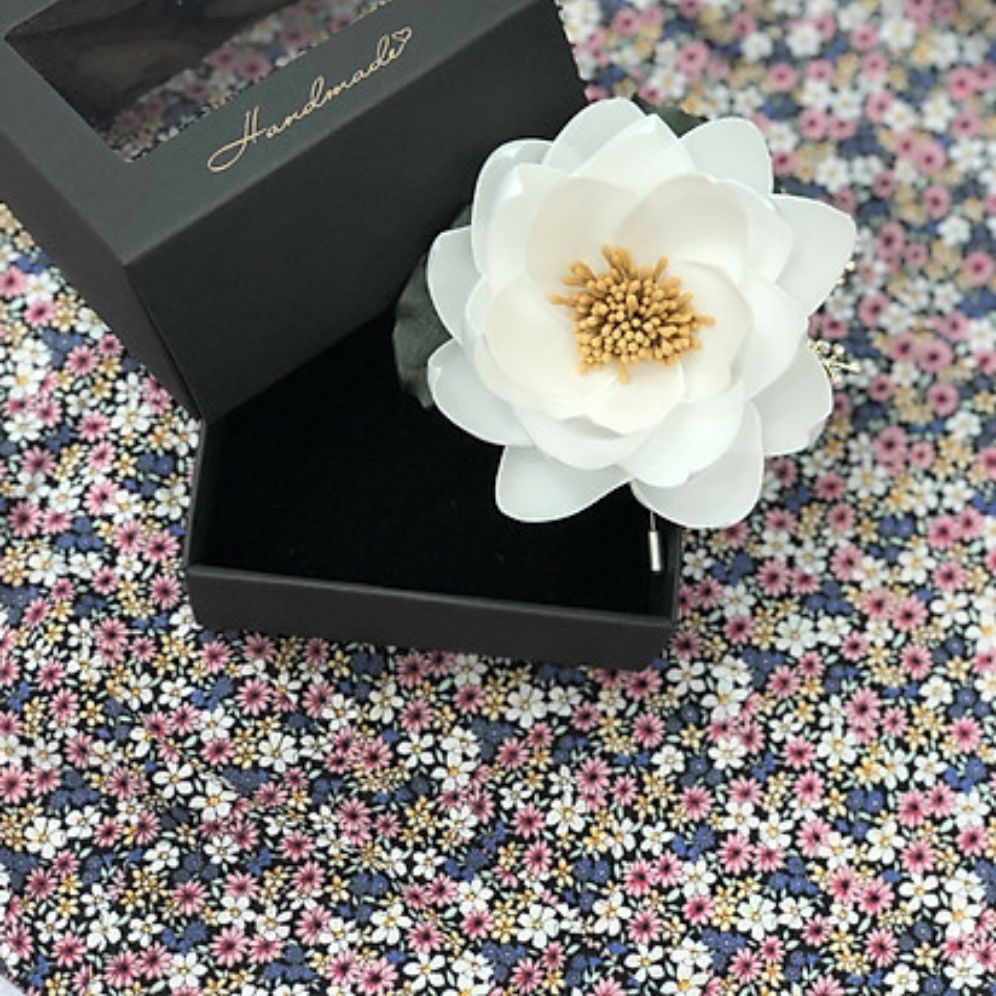 Hoa cài áo handmade bông hoa sen trắng