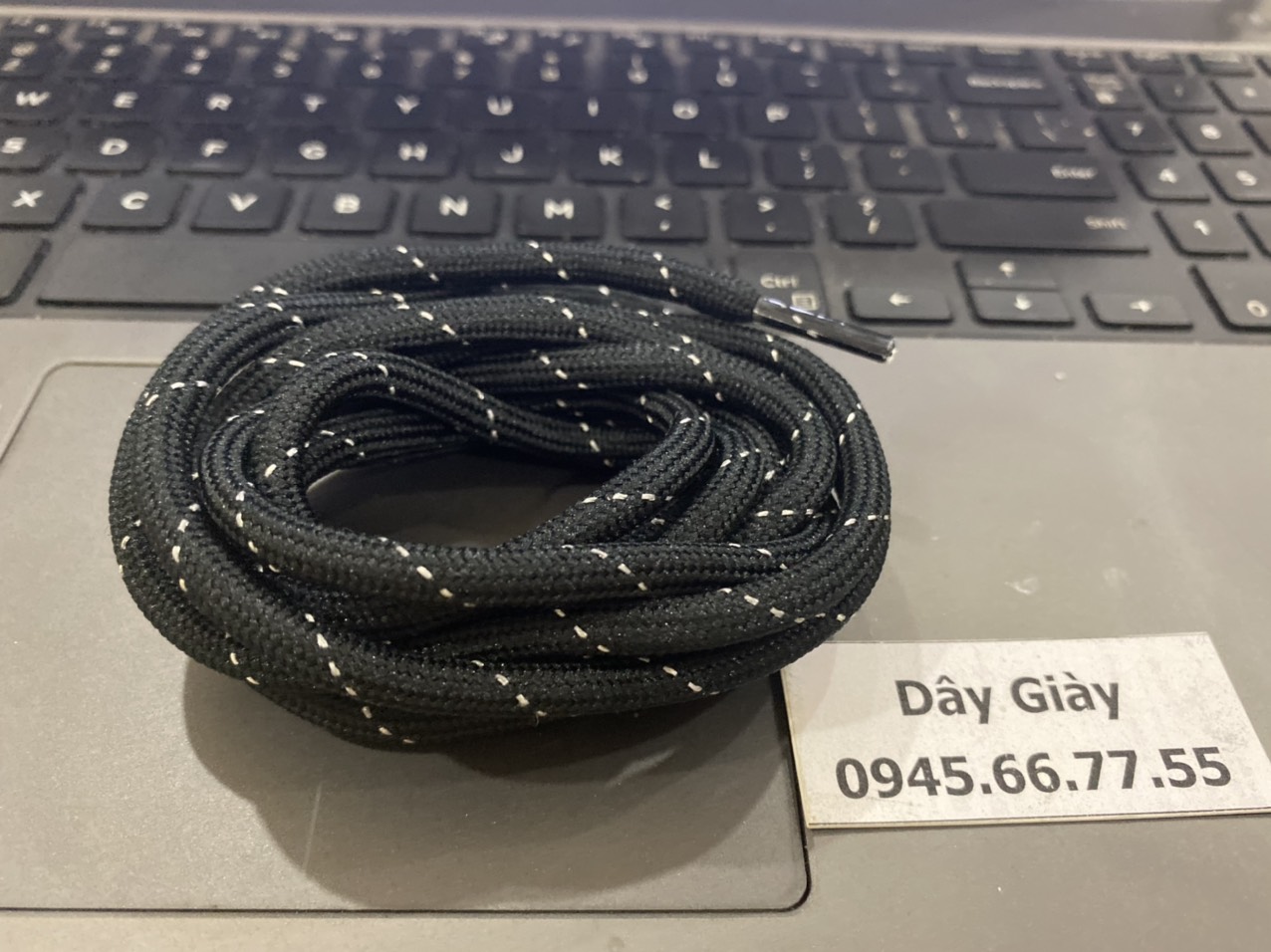 Dây giày balenciaga màu đen vân trắng 1m2