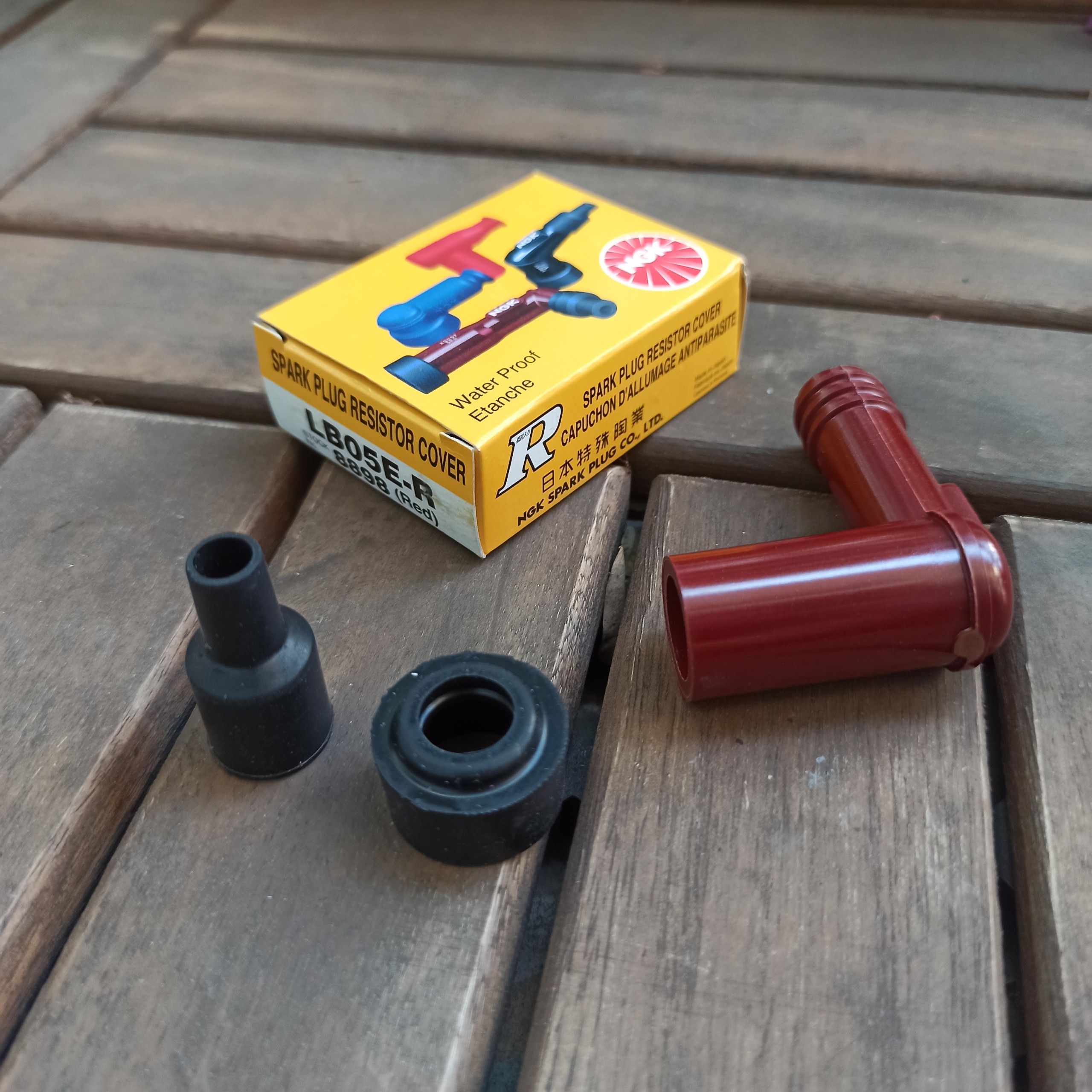 Chụp bugi NGK LB05E-R (màu đỏ) dành cho bugi vespa bugi ren 14mm