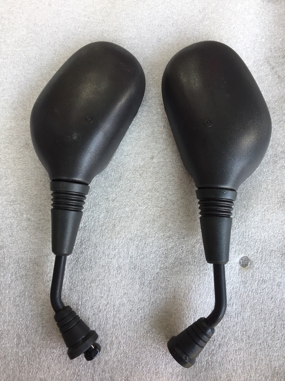 KIẾNG đen ATTILA 1 HỘP 2 CÂY-CHÂN 8LY DÙNG ĐƯỢC NHIỀU LOẠI XE.