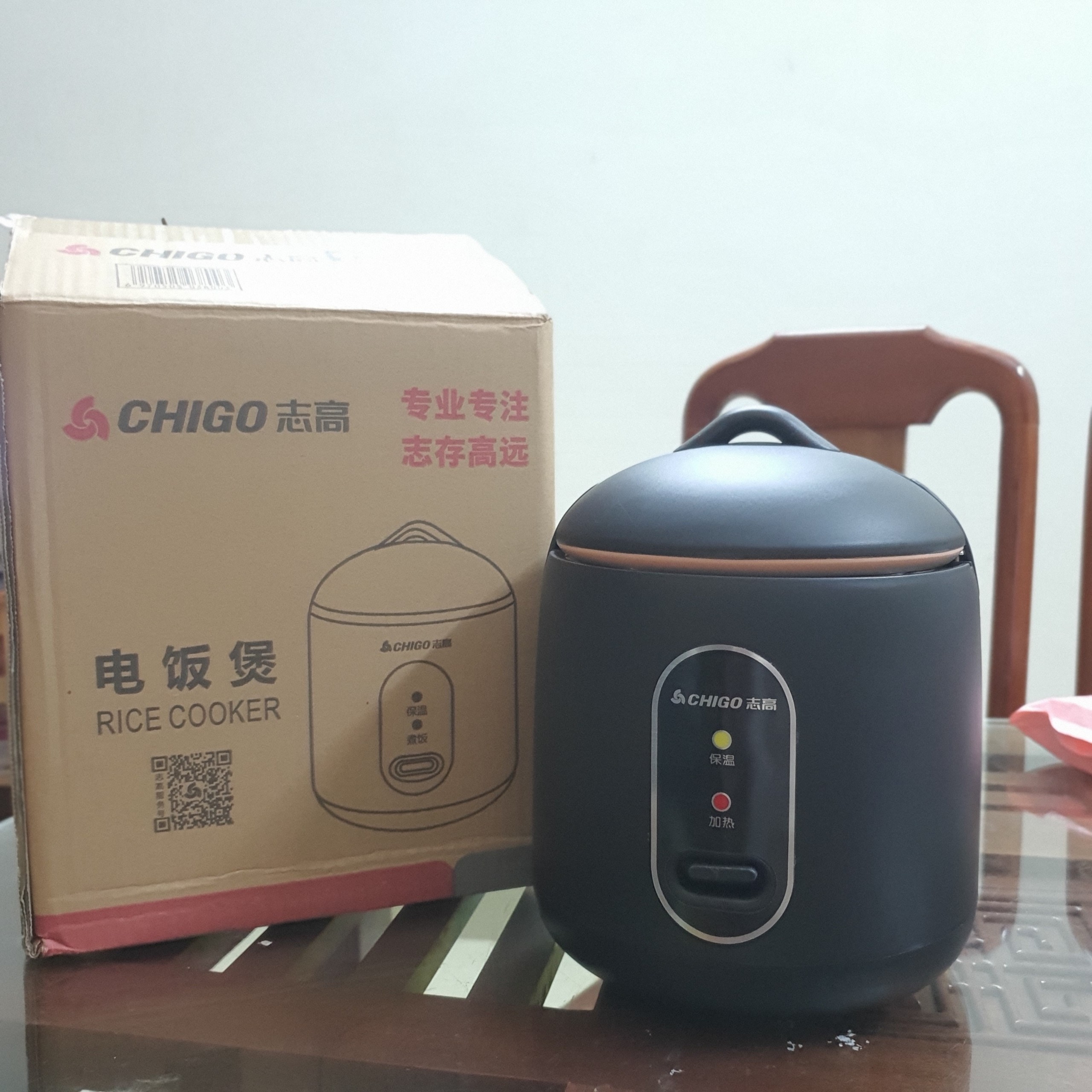 [giảm 10k cho đơn từ 100k] Nồi cơm điện mini Chigo tặng kèm ổ cắm , Dành cho 1-2 người ăn - Tự Ngắt - Nhỏ gọn - Tiện ích - Công suất 200W - Dung tích 800ml